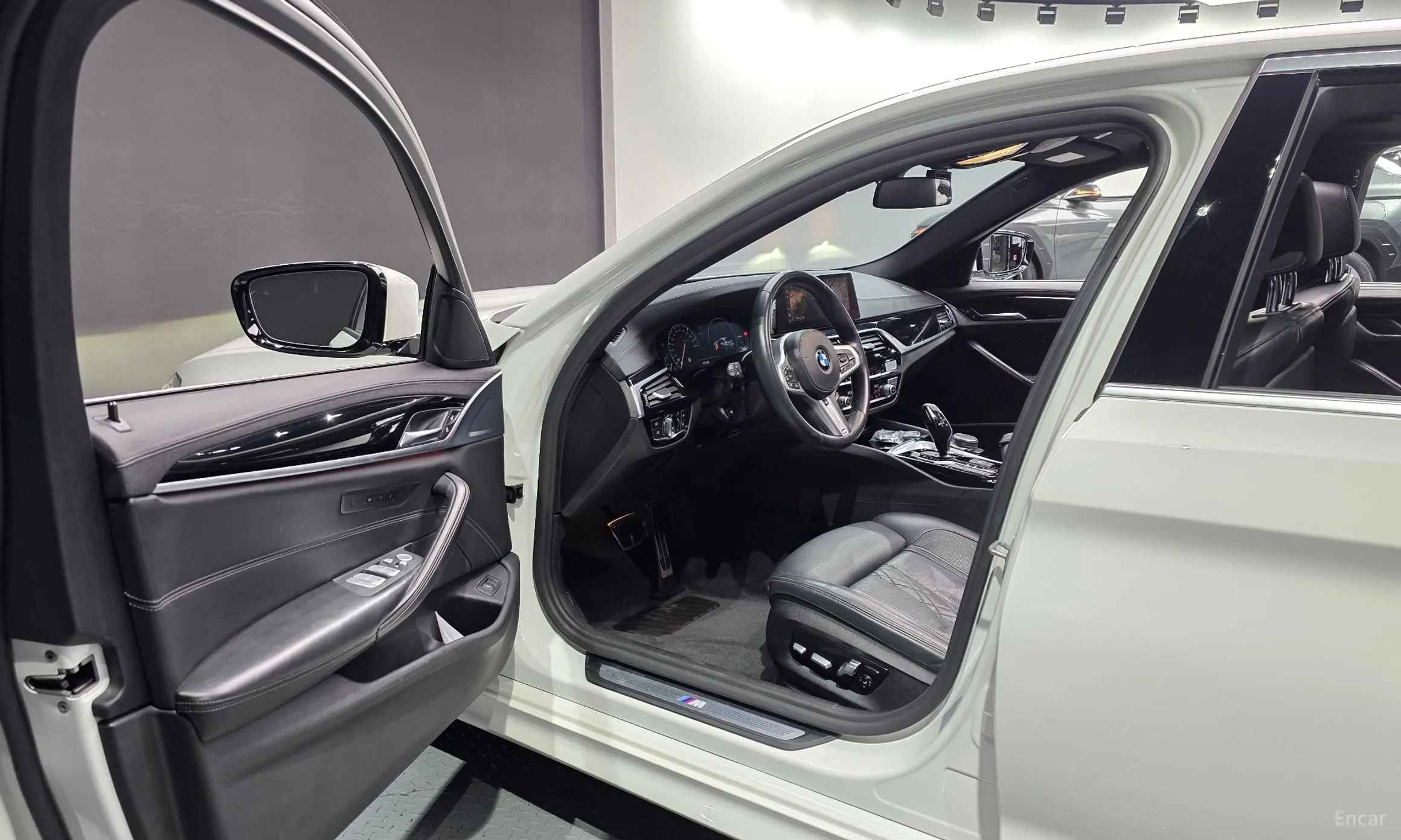 BMW 5 Series (G30) превью 10