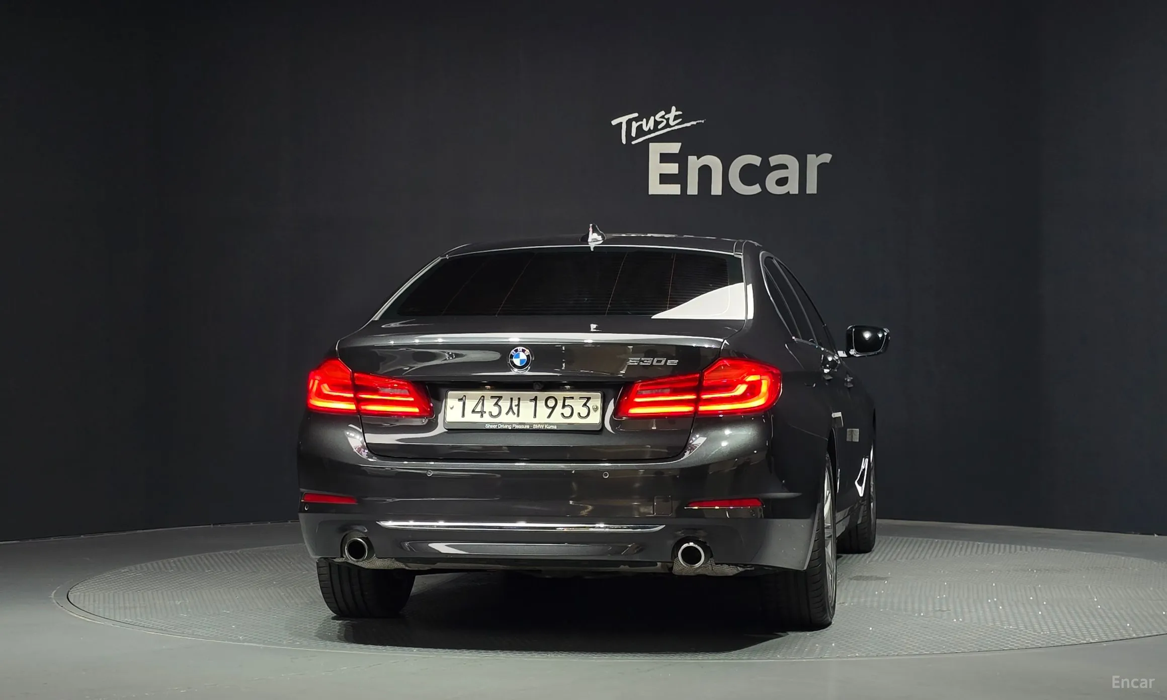 BMW 5 Series (G30) превью 4