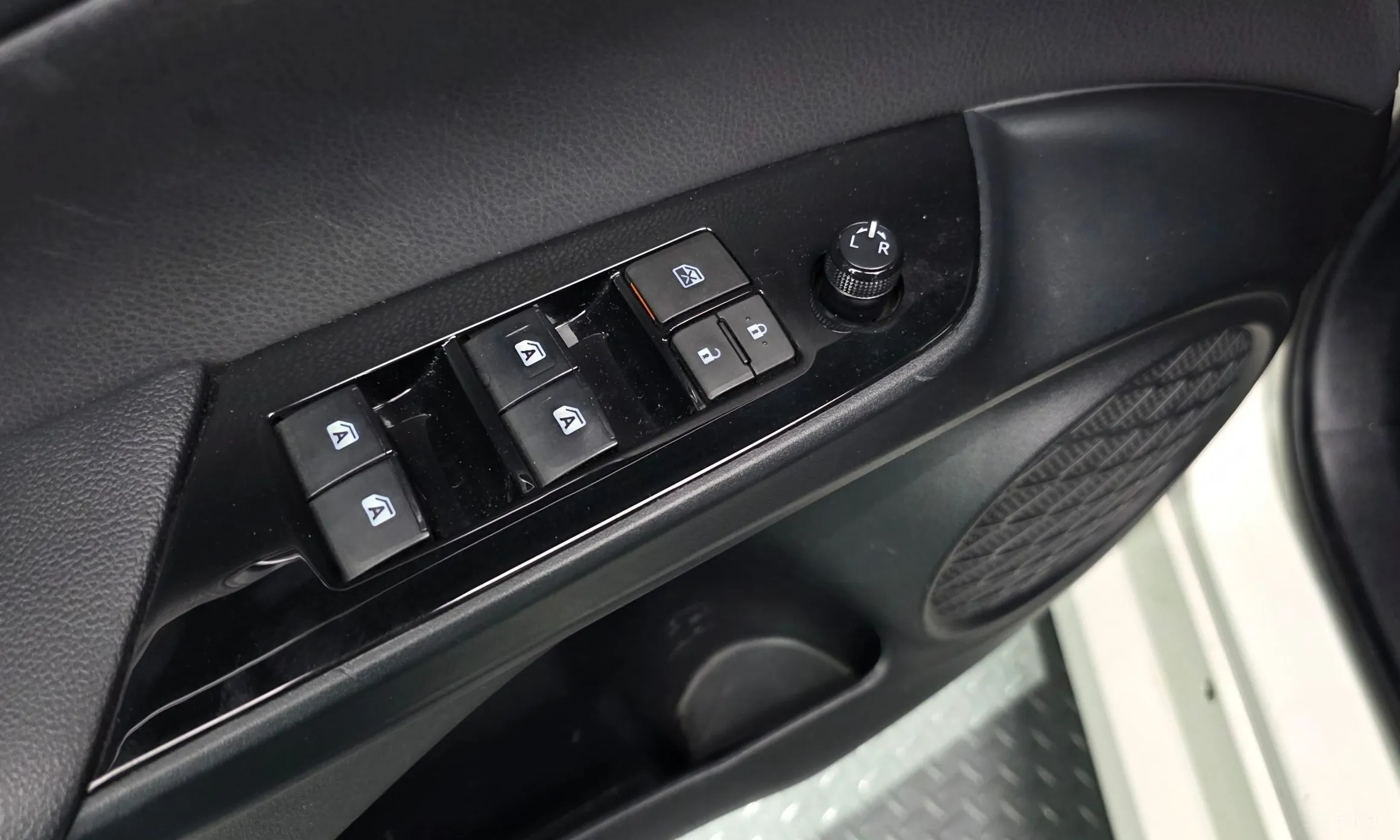 Toyota Prius 4th Generation превью 19
