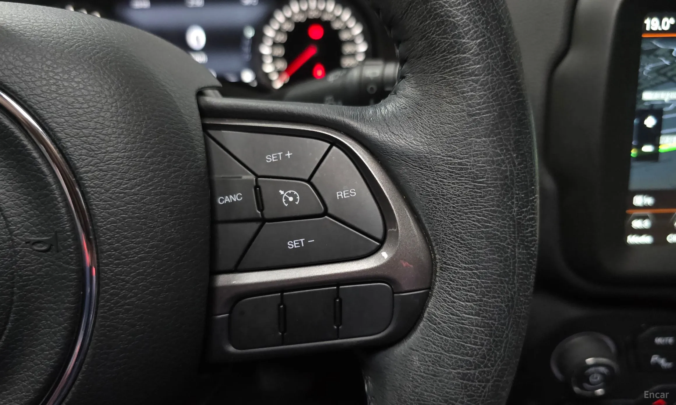 Jeep Renegade превью 16