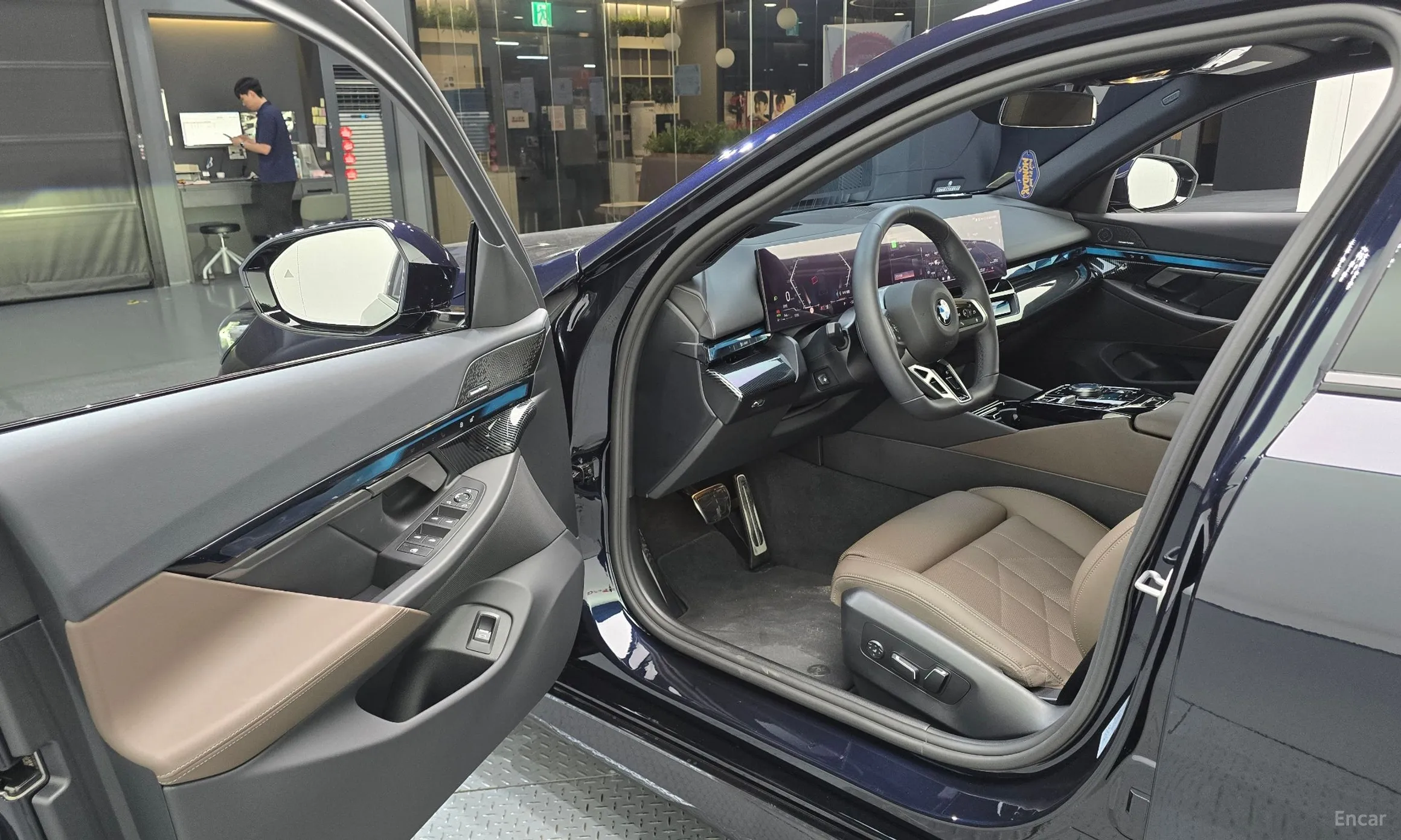 BMW 5 Series (G60) превью 10