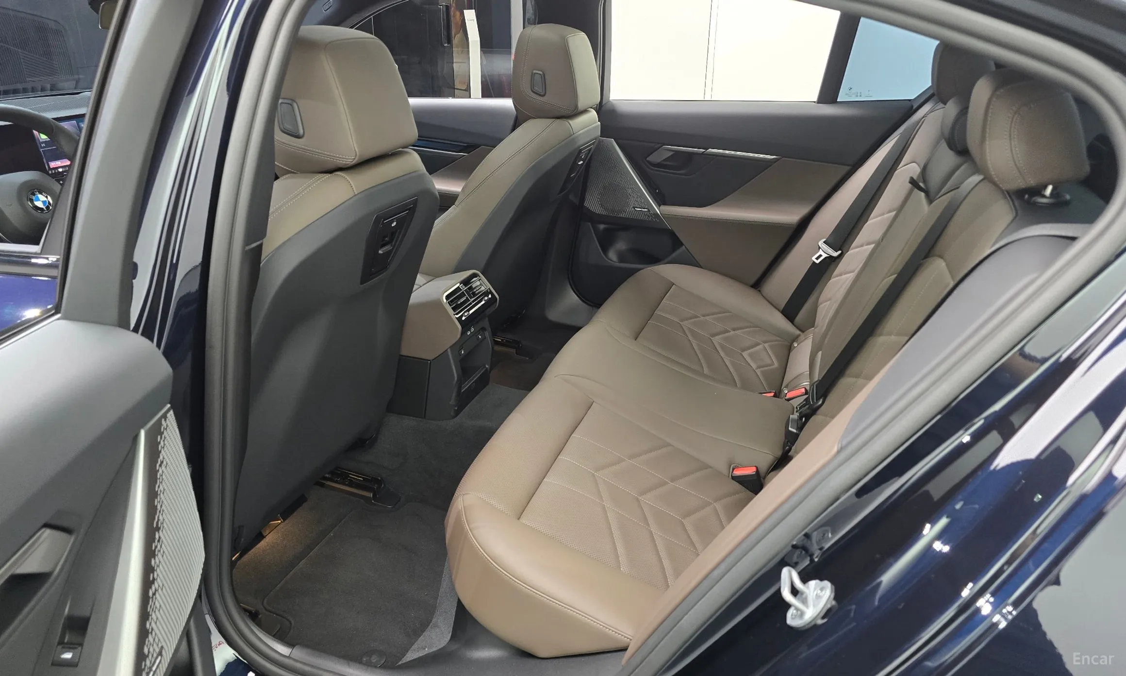 BMW 5 Series (G60) превью 11