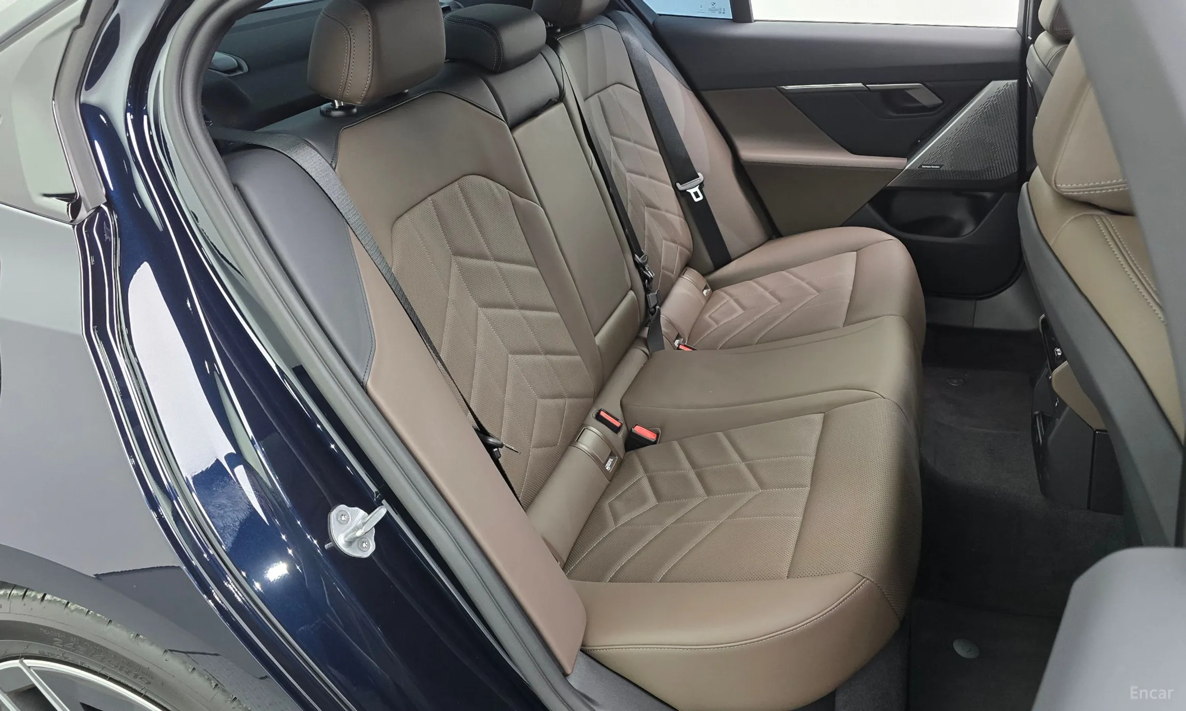 BMW 5 Series (G60) превью 12