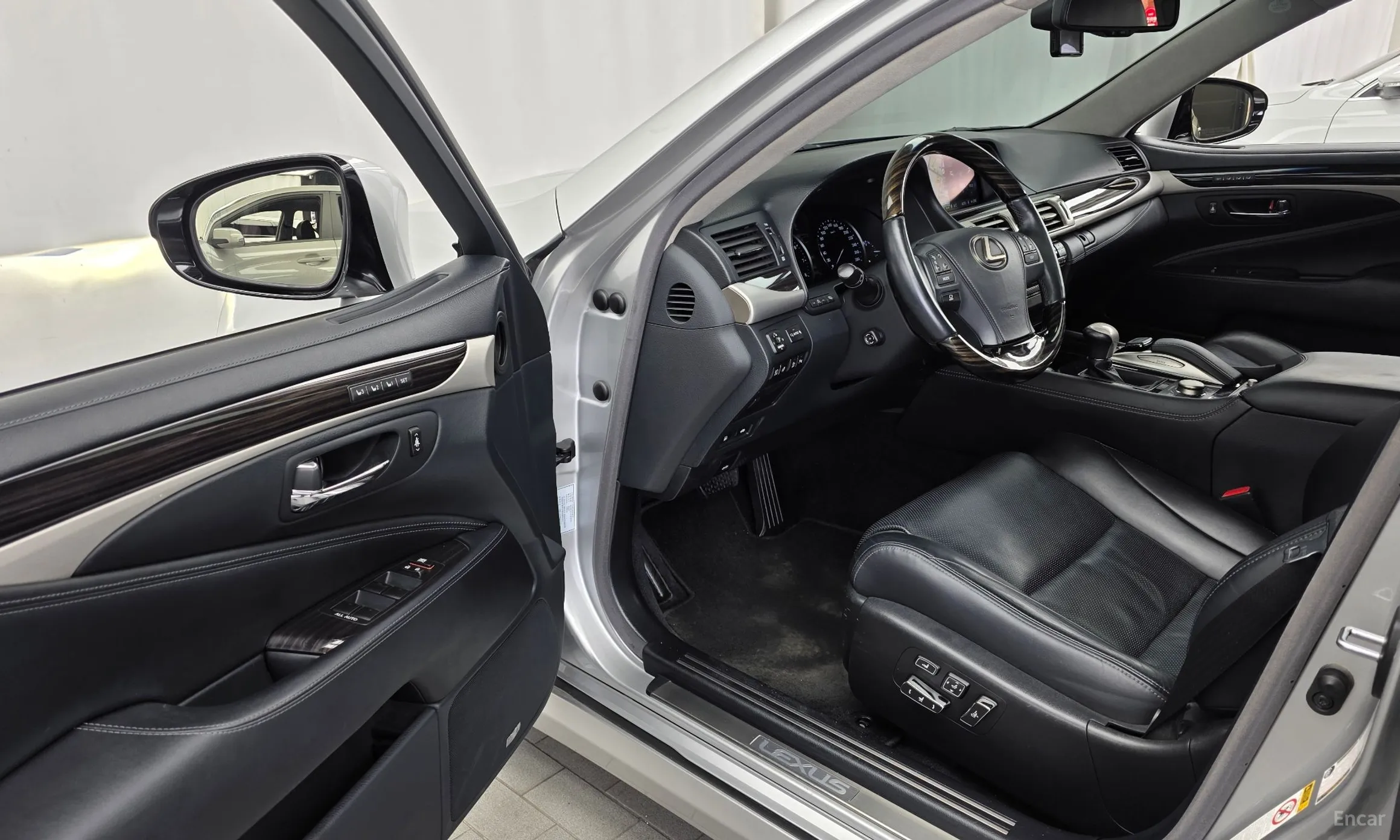 Lexus LS460 превью 10
