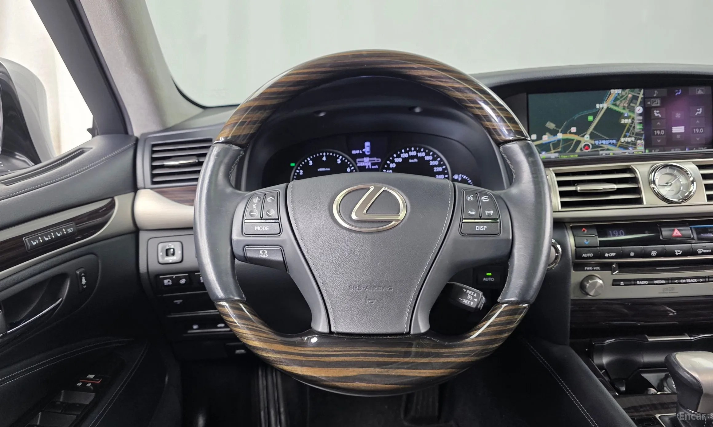 Lexus LS460 превью 13