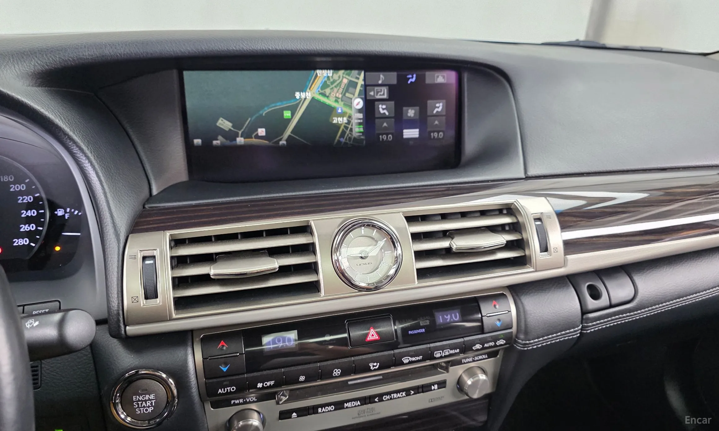 Lexus LS460 превью 14