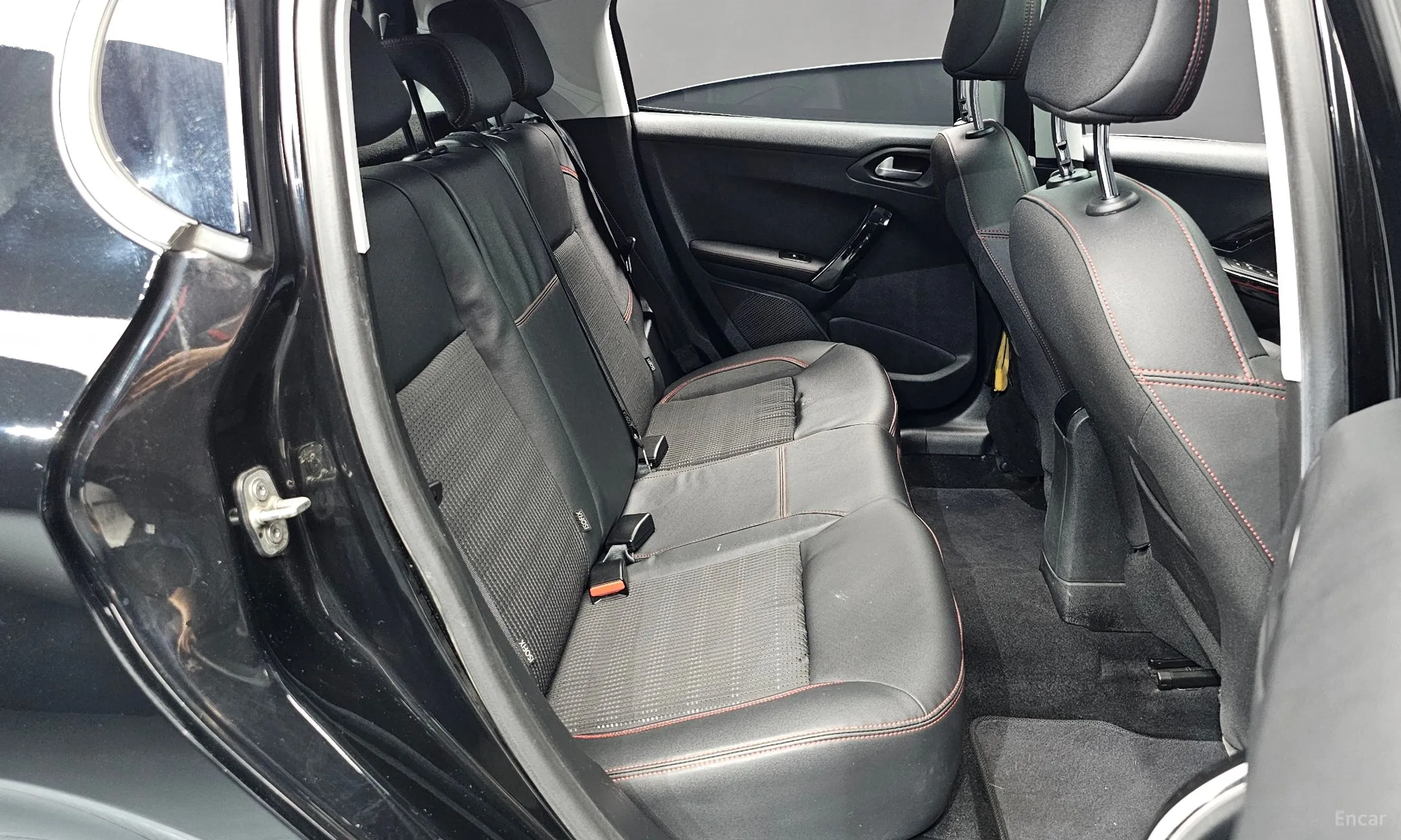 Peugeot 208 превью 11