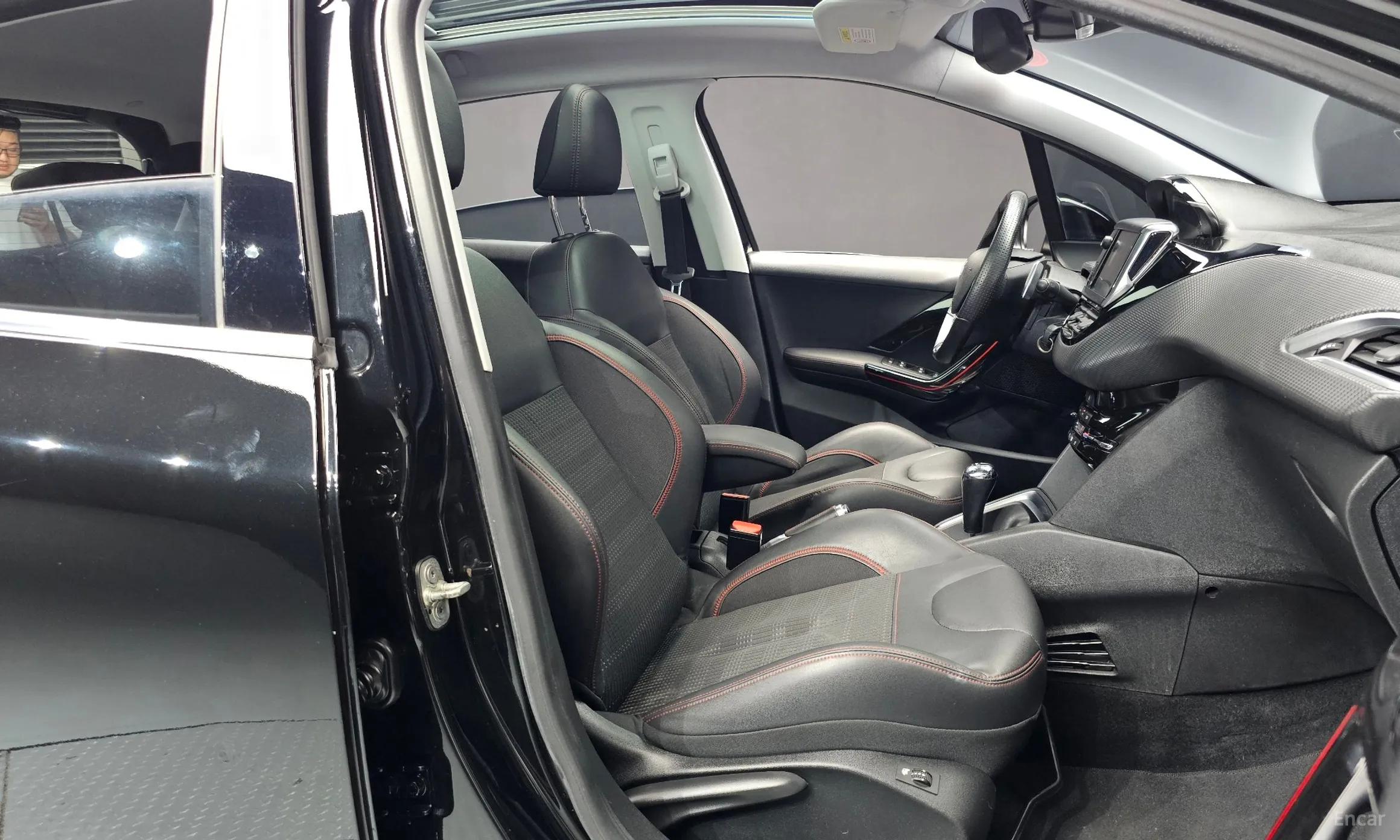 Peugeot 208 превью 12