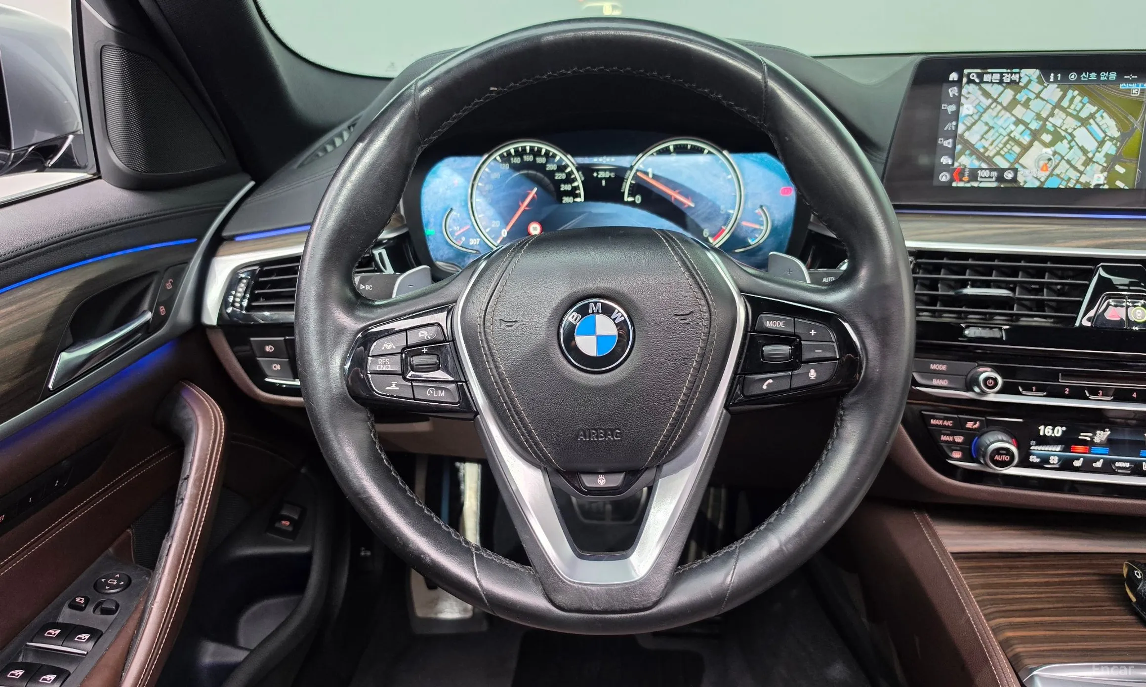 BMW 5 Series (G30) превью 13
