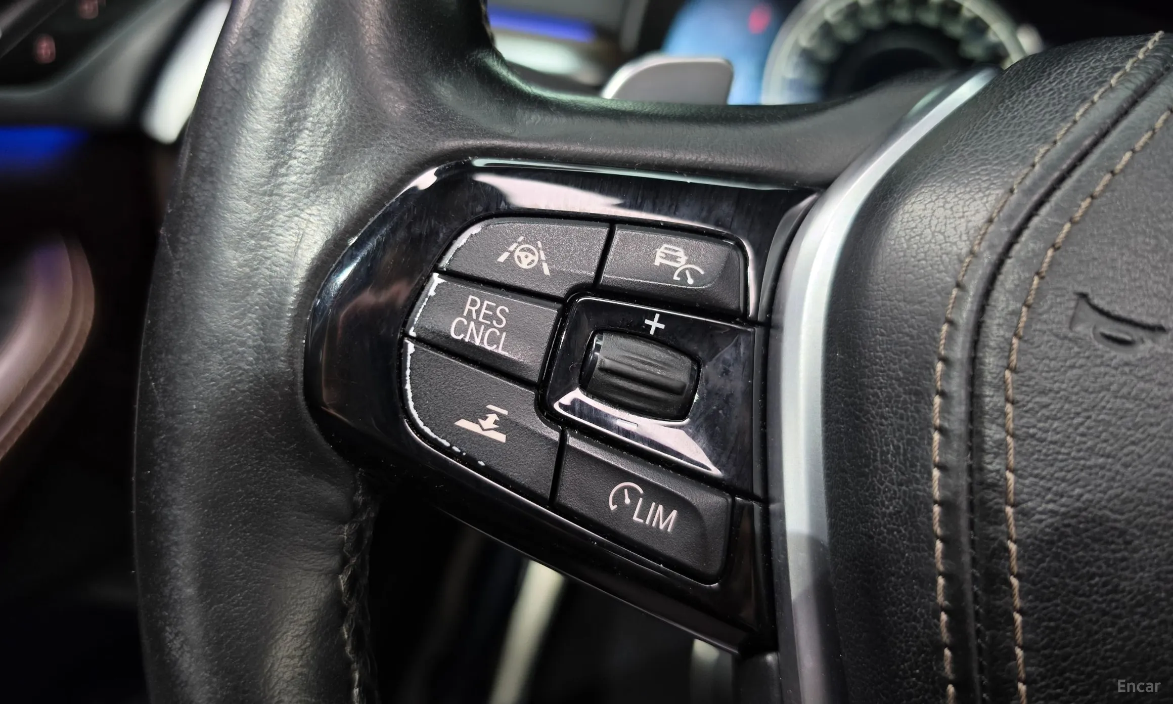 BMW 5 Series (G30) превью 17