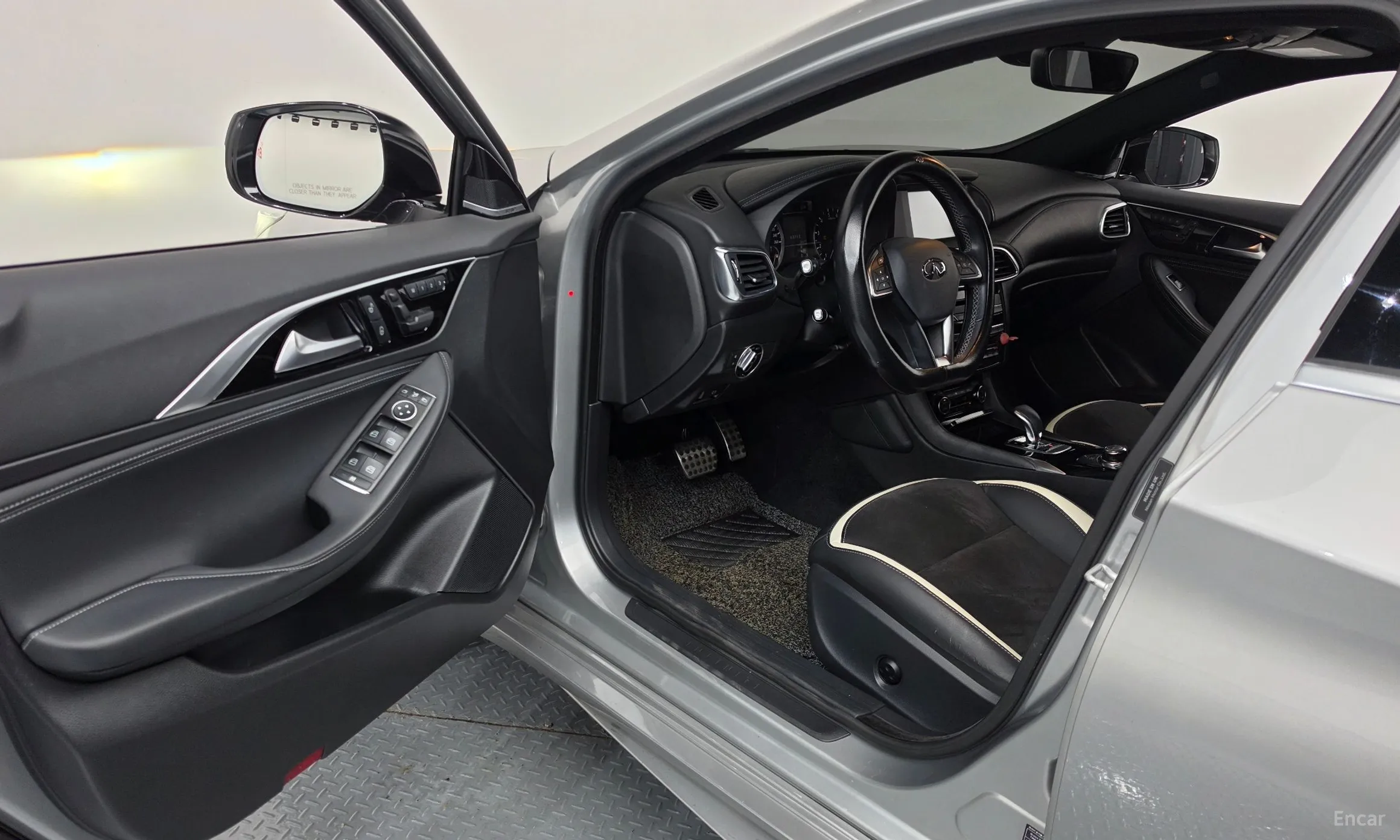 Infiniti Q30 превью 10