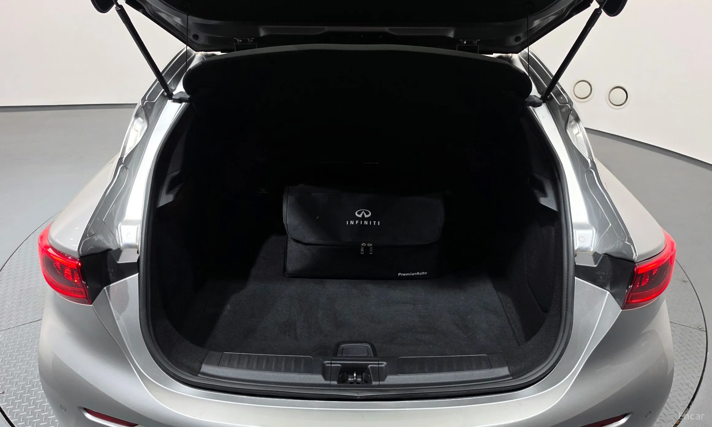 Infiniti Q30 превью 16