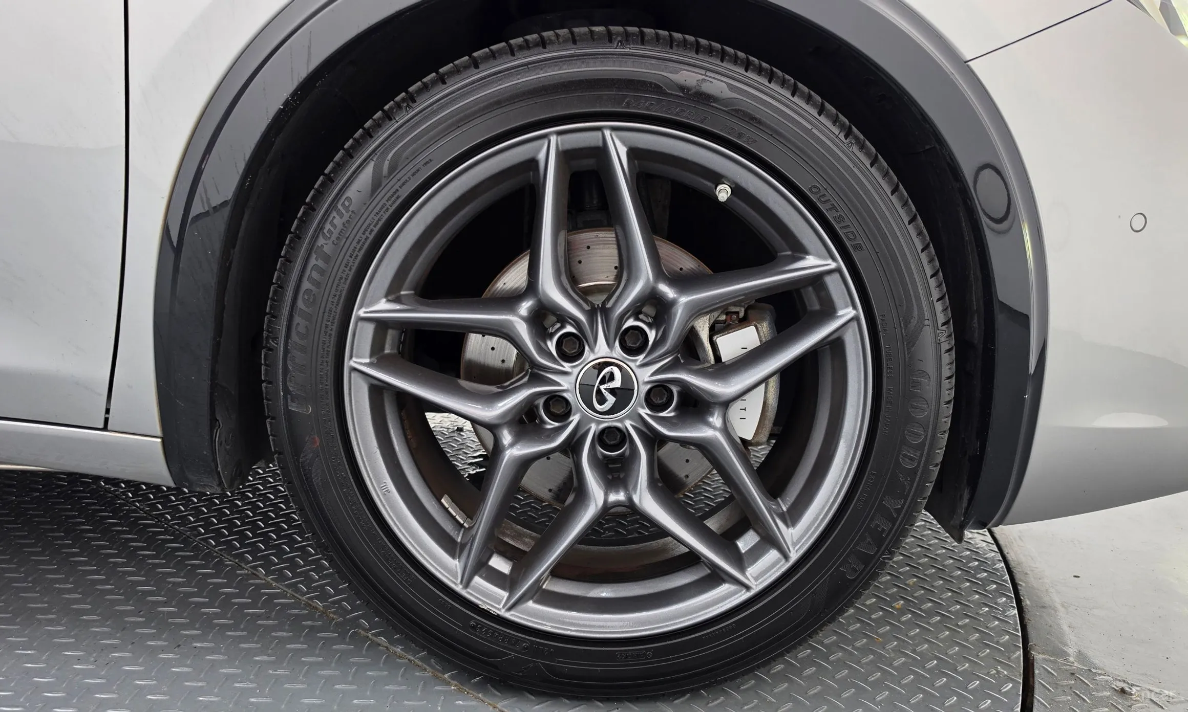 Infiniti Q30 превью 19
