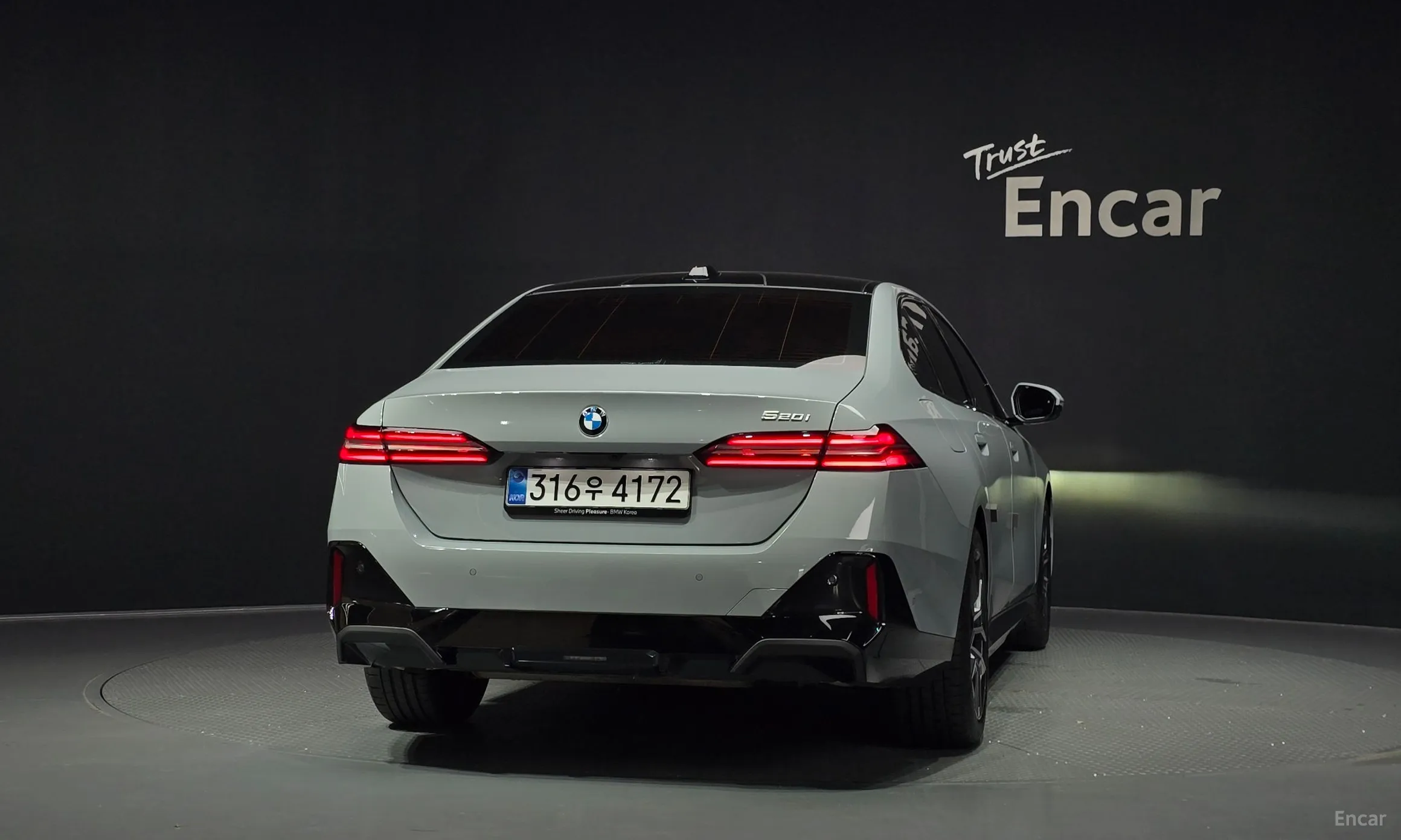 BMW 5 Series (G60) превью 4