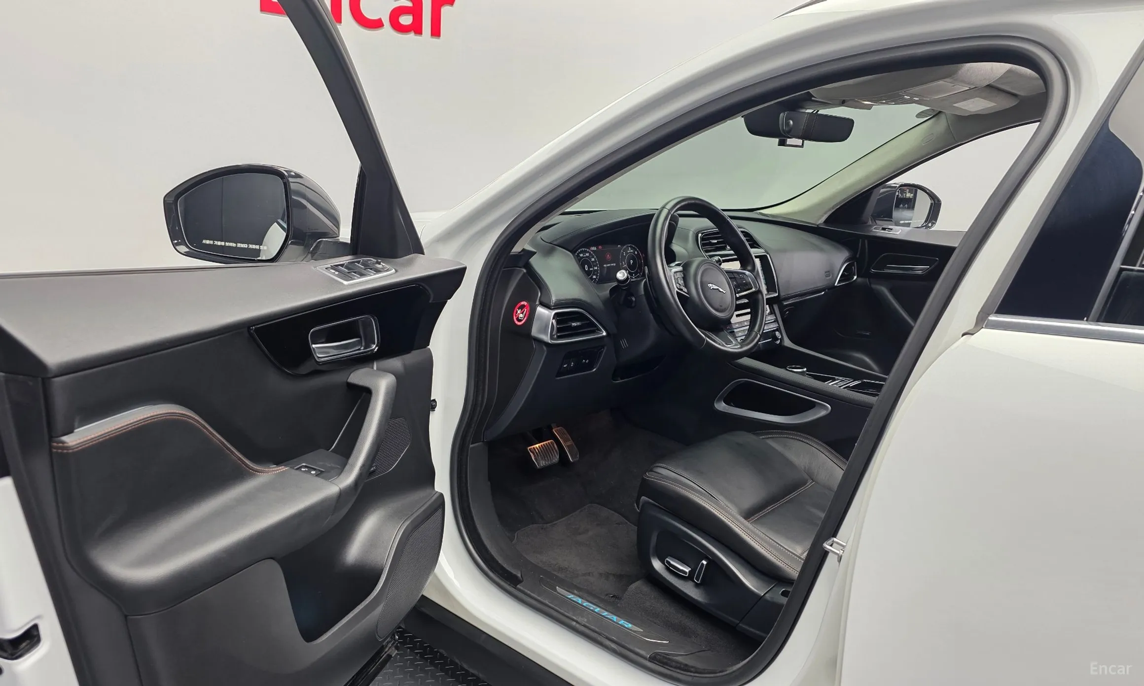 Jaguar F-PACE превью 10