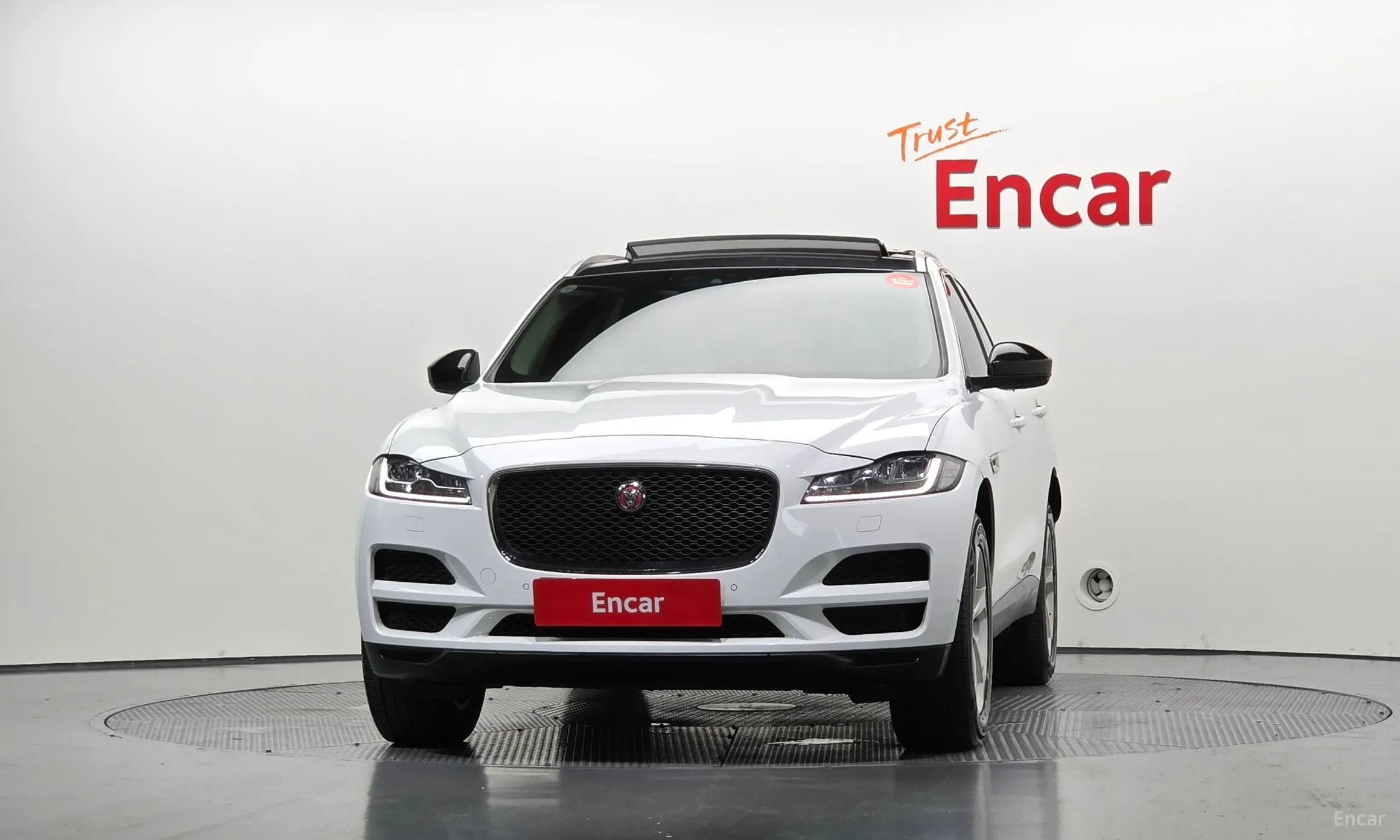 Jaguar F-PACE превью 3