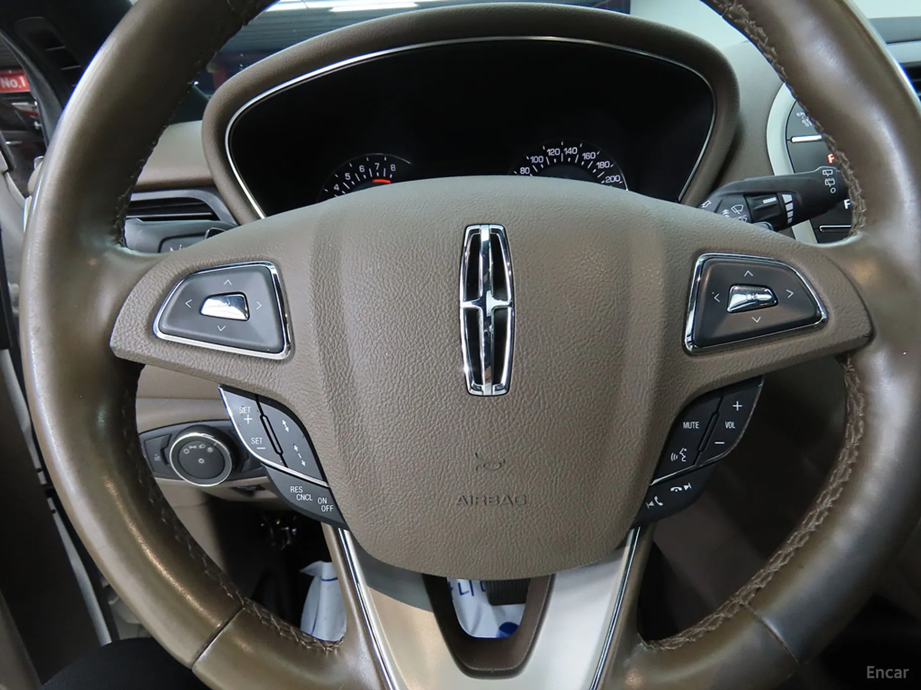 Lincoln MKC превью 10