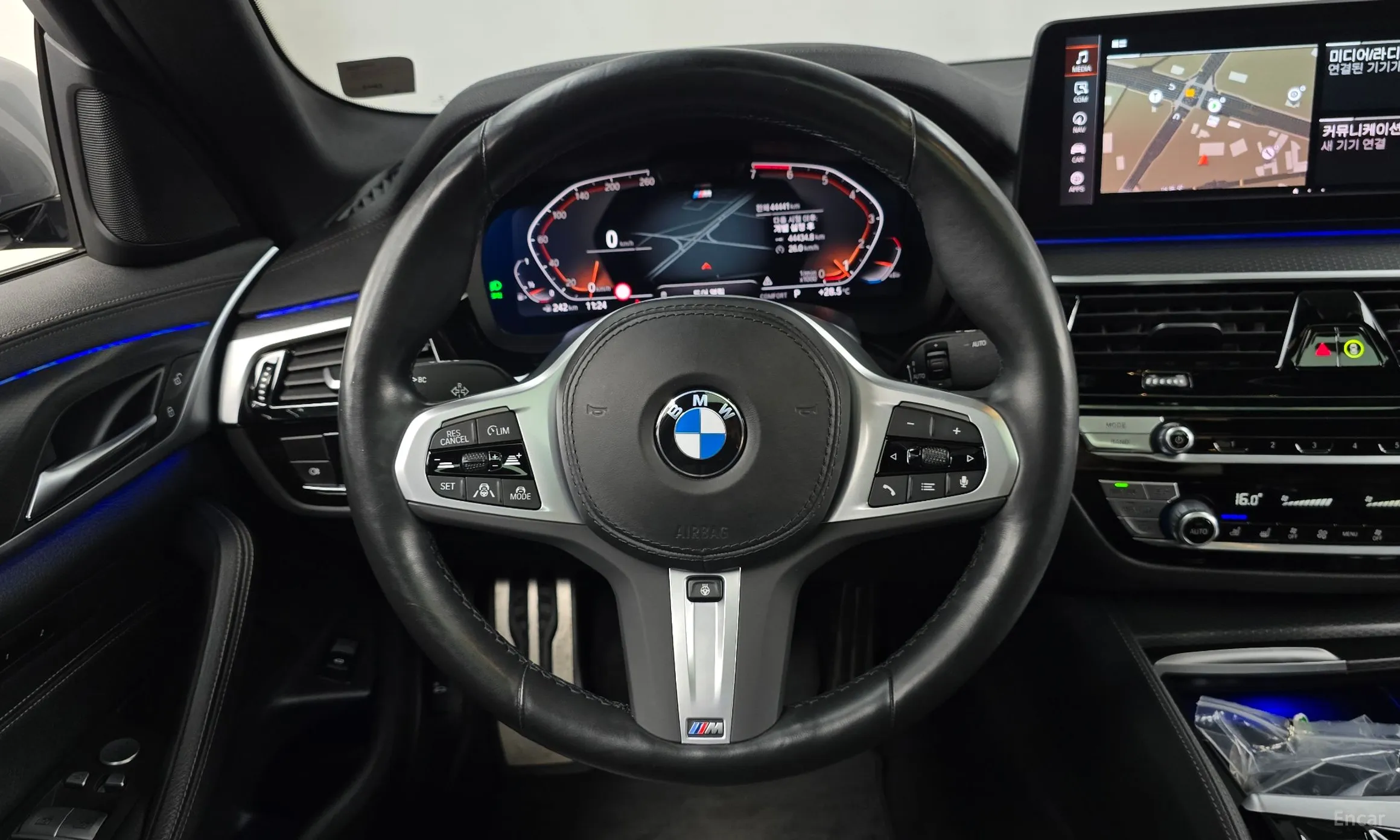 BMW 5 Series (G30) превью 13