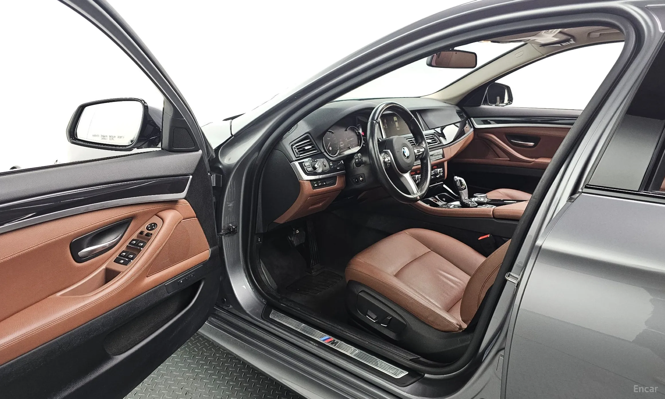 BMW 5 Series (F10) превью 10