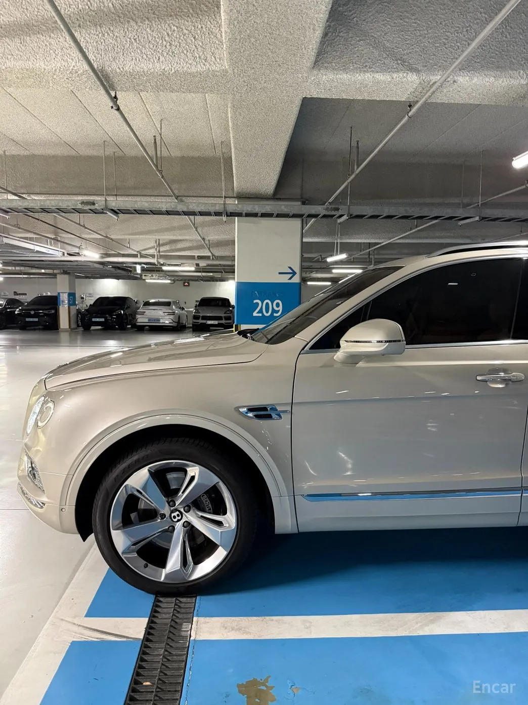 Bentley Bentayga превью 13