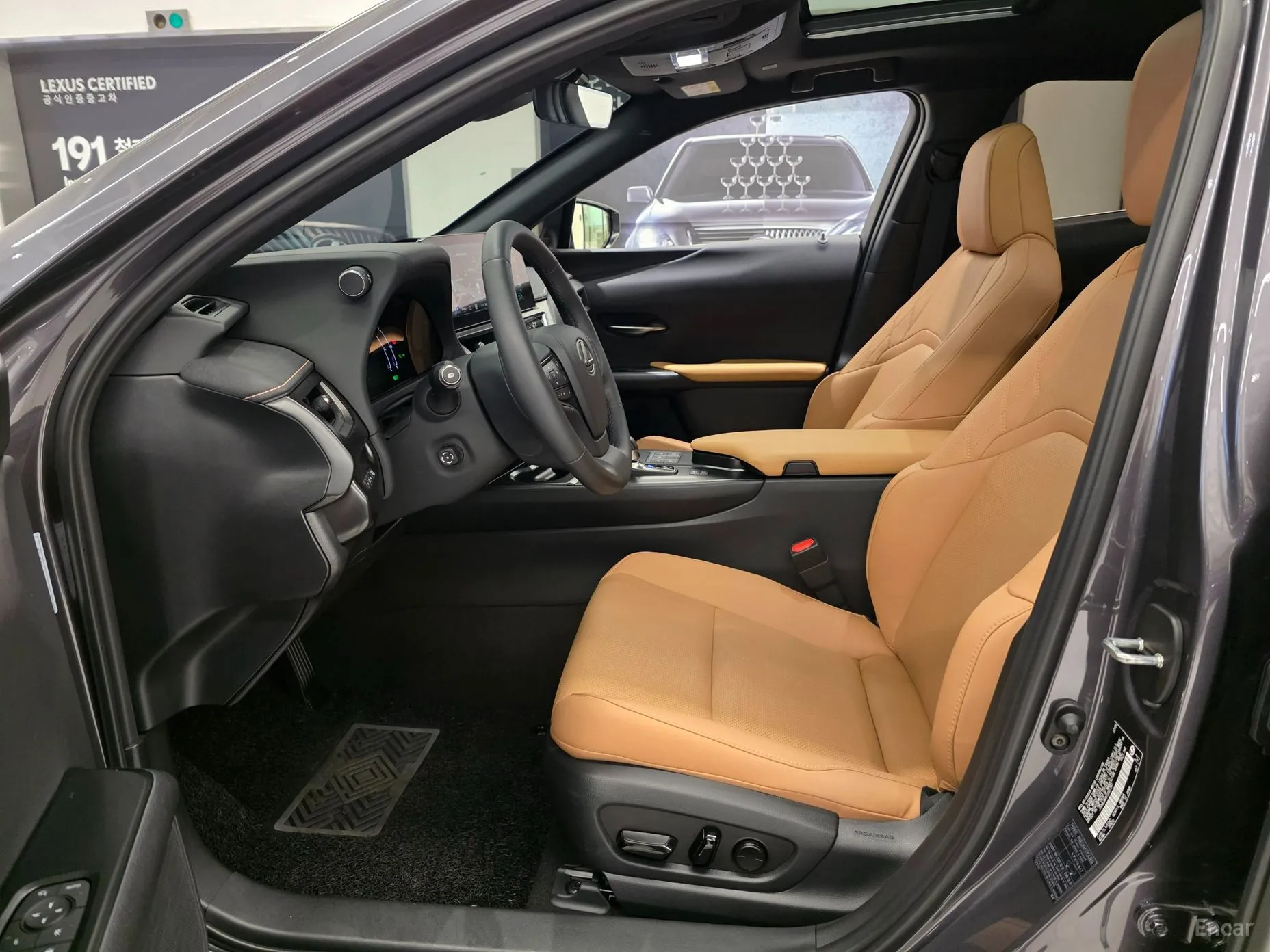 Lexus UX300h превью 10
