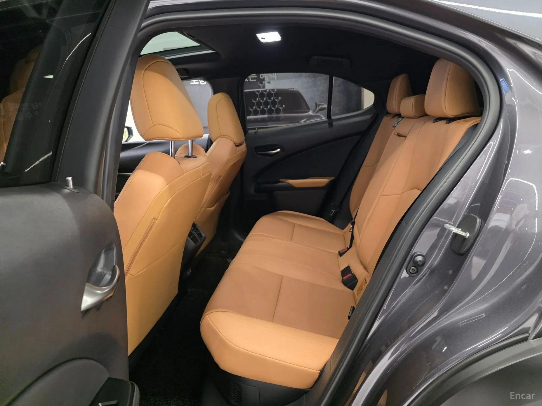 Lexus UX300h превью 11