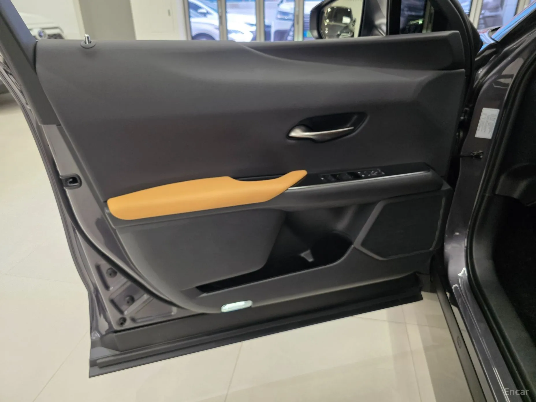 Lexus UX300h превью 12