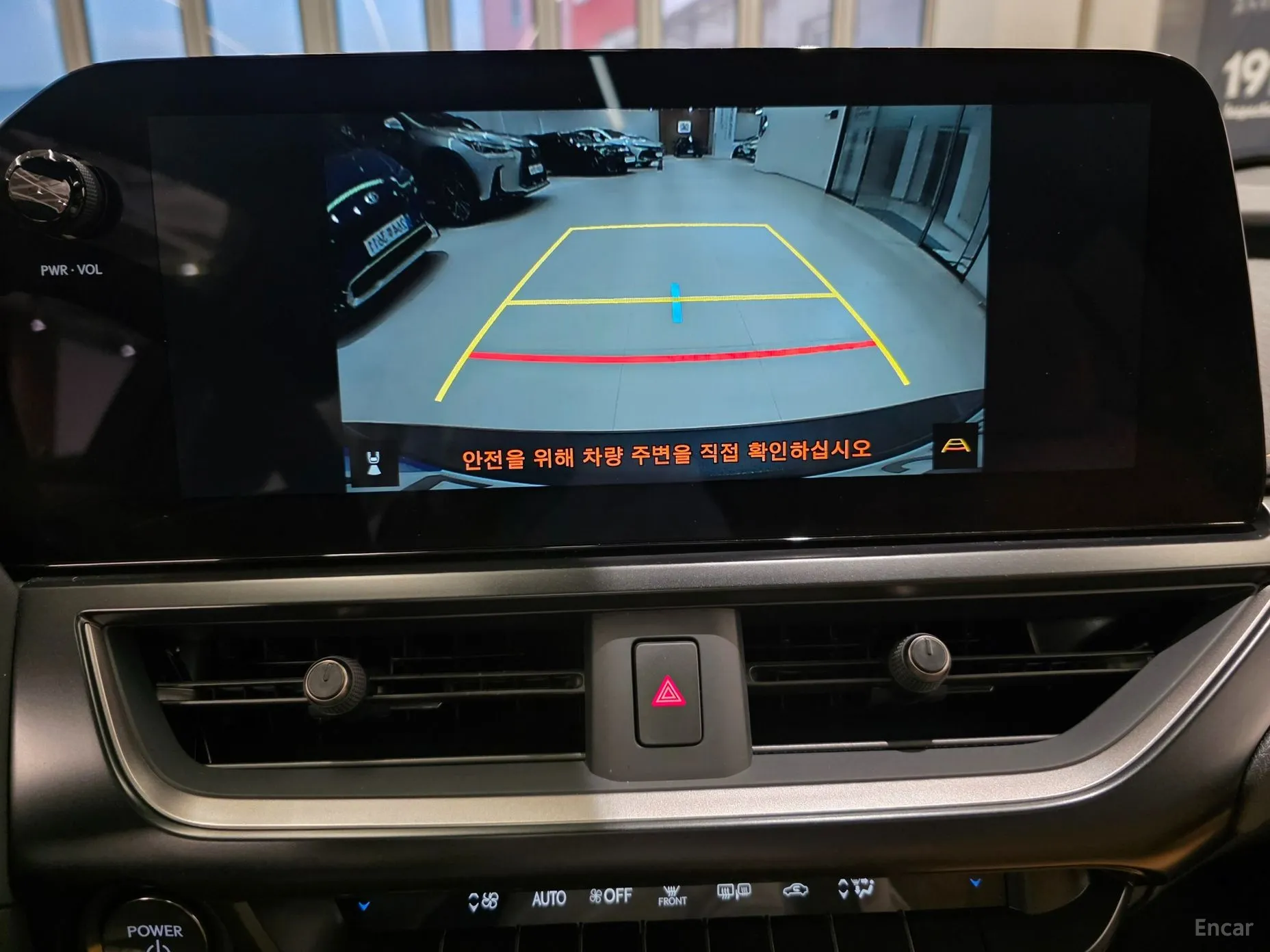 Lexus UX300h превью 13