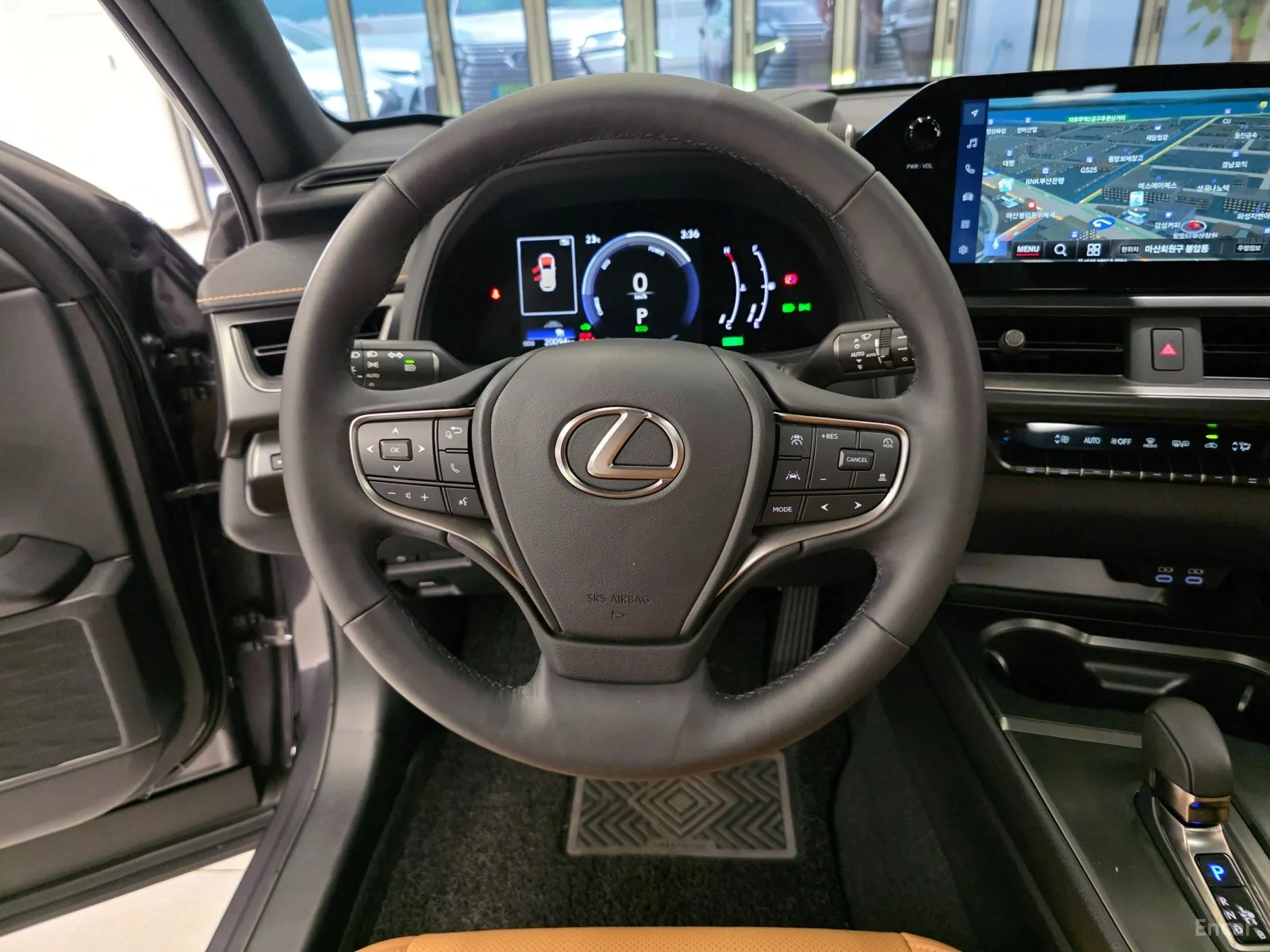 Lexus UX300h превью 14