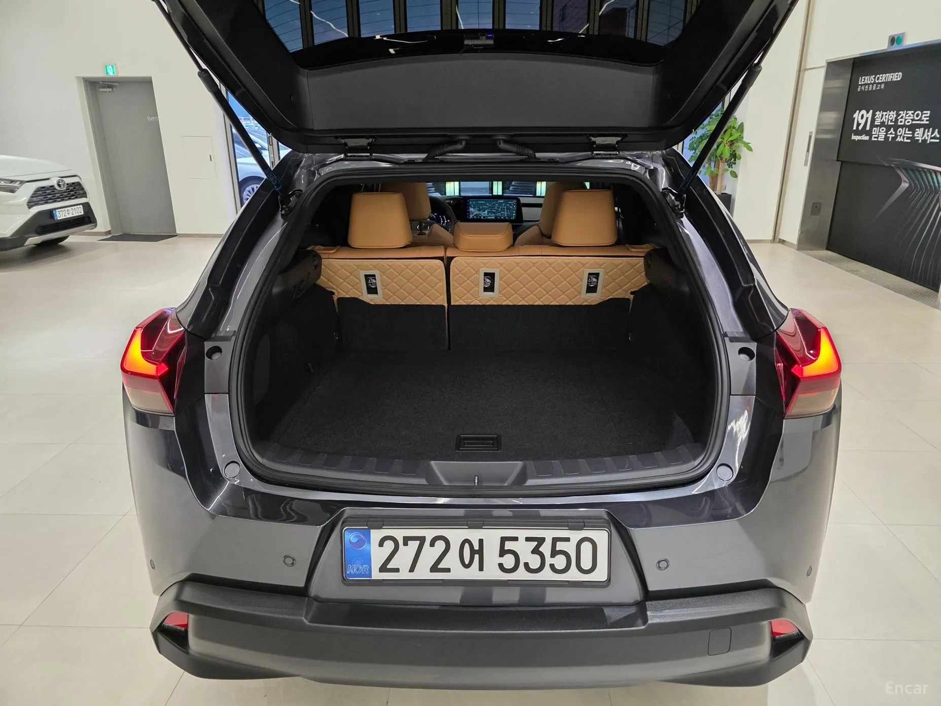 Lexus UX300h превью 15
