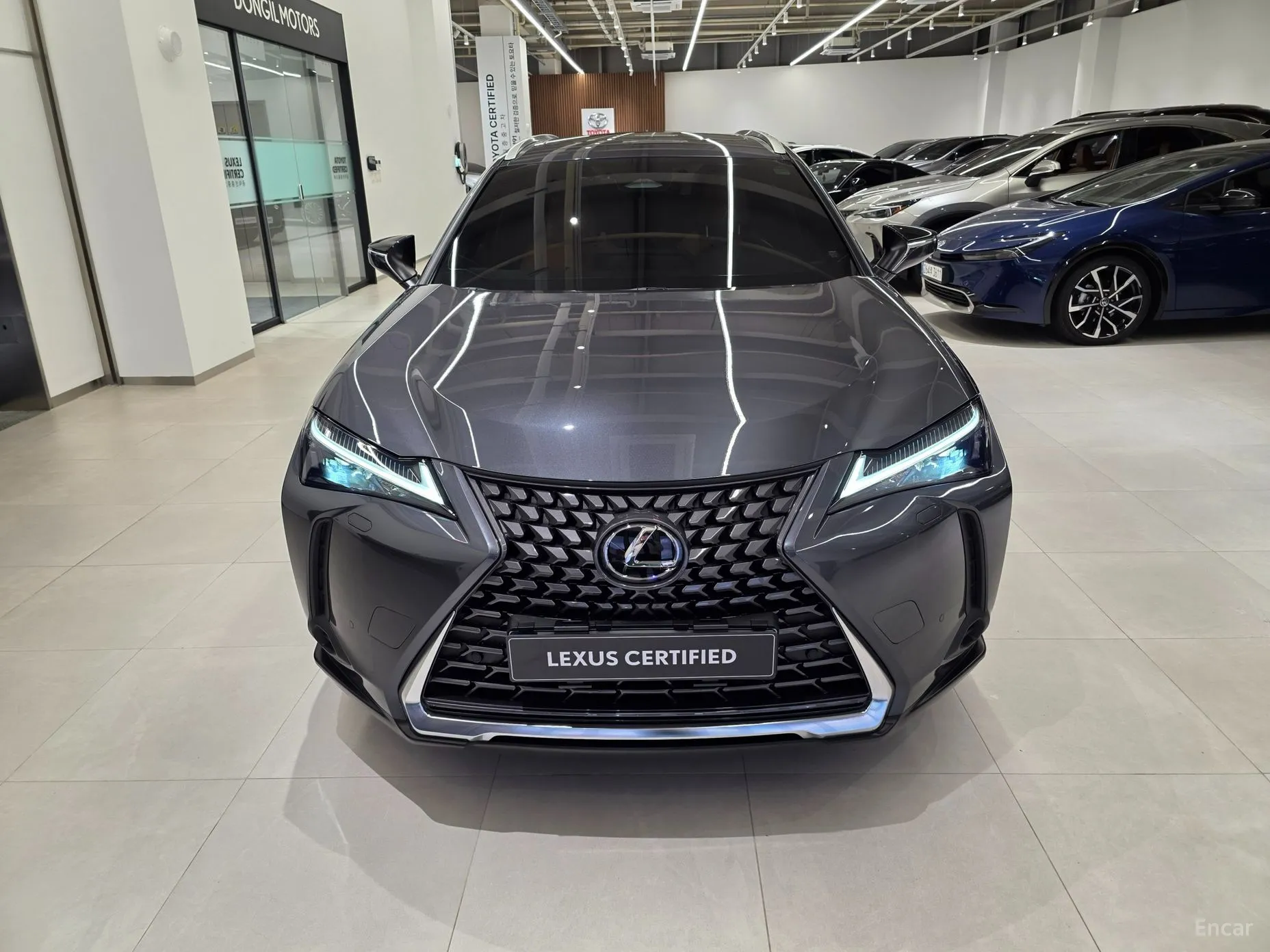 Lexus UX300h превью 3