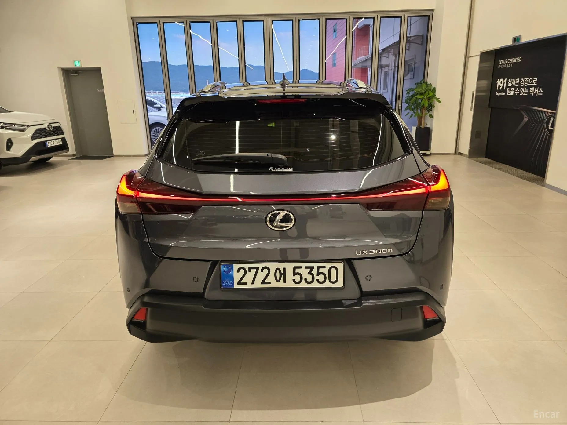 Lexus UX300h превью 4
