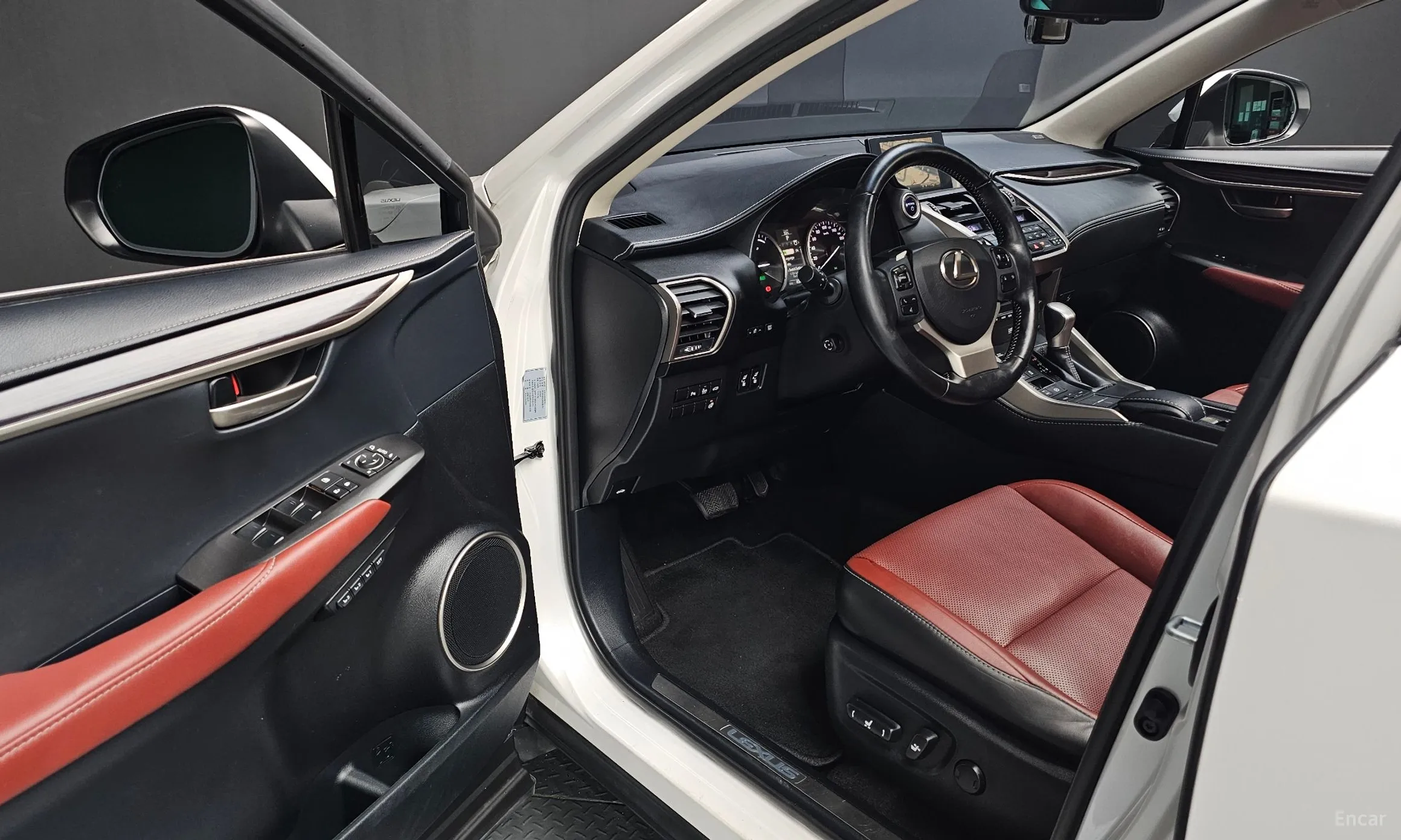 Lexus NX300h превью 11