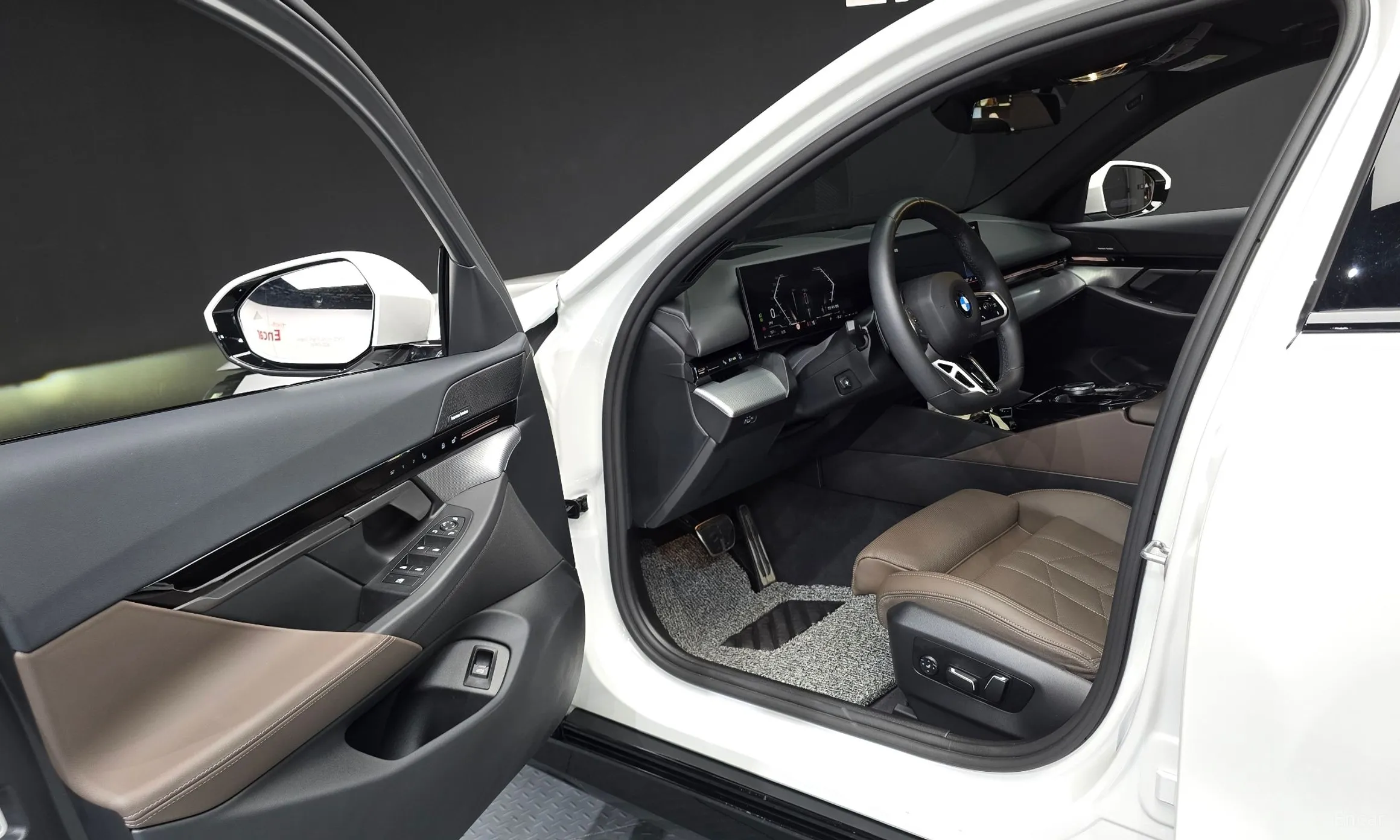 BMW 5 Series (G60) превью 10