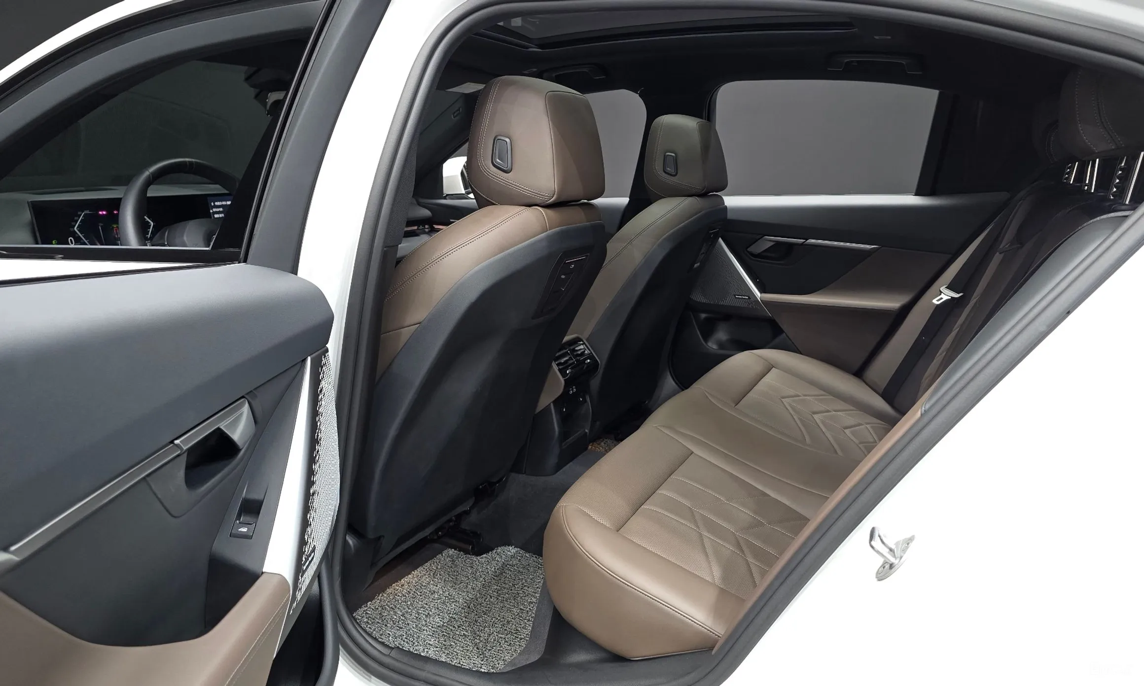 BMW 5 Series (G60) превью 11