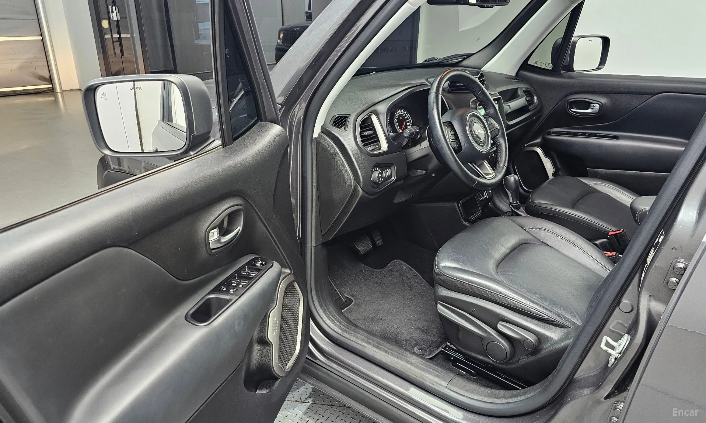 Jeep Renegade превью 10