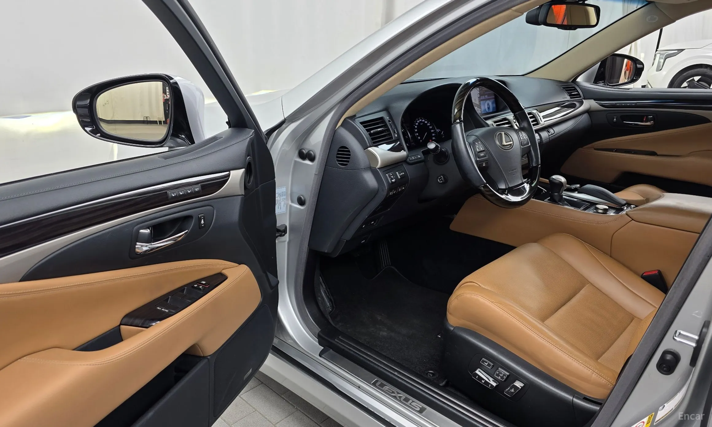 Lexus LS460L превью 10