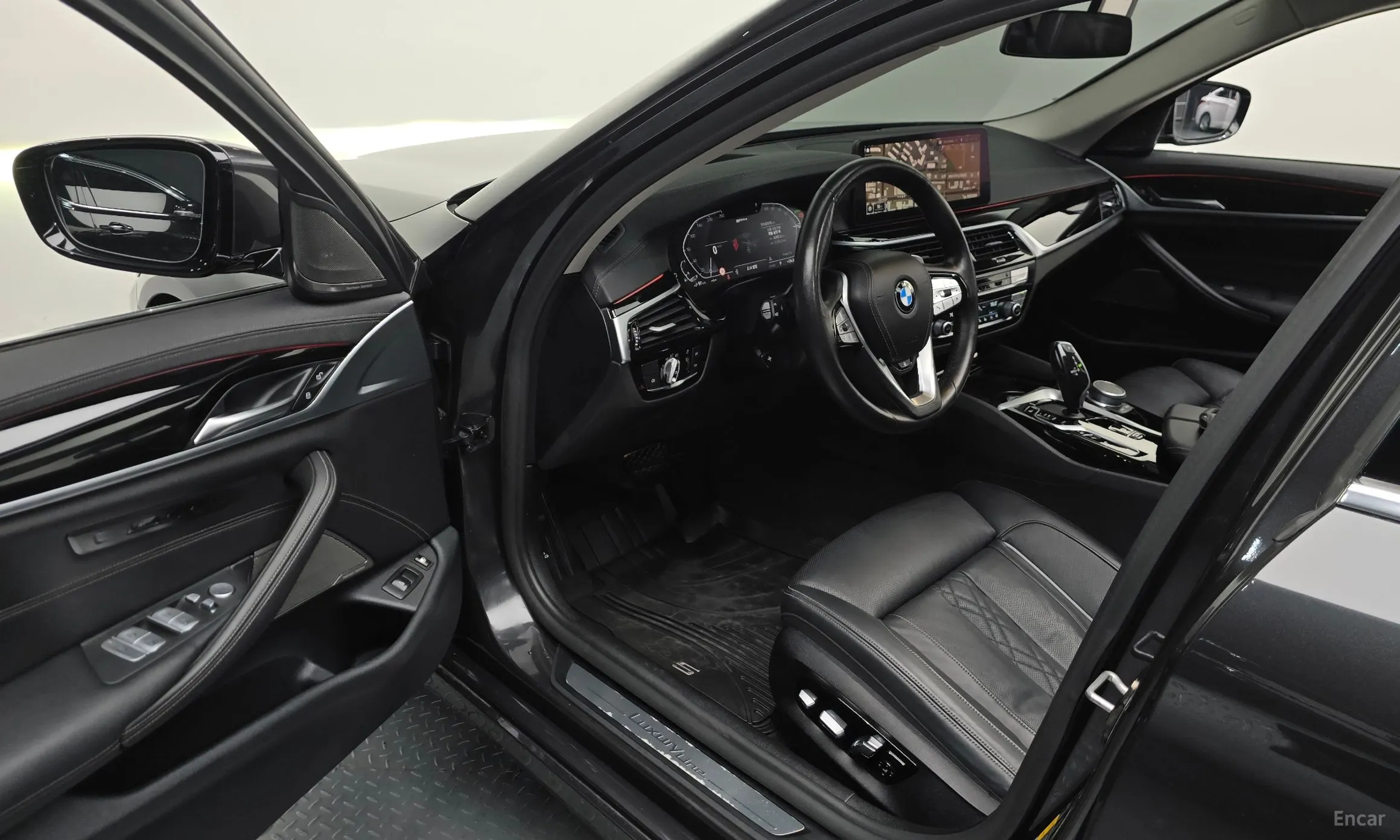 BMW 5 Series (G30) превью 10
