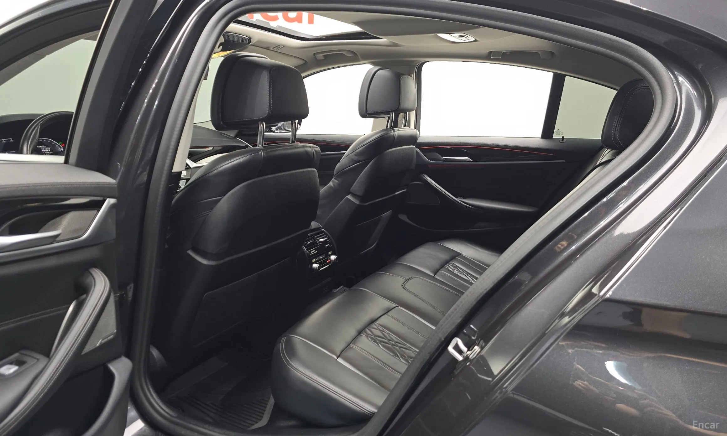 BMW 5 Series (G30) превью 11