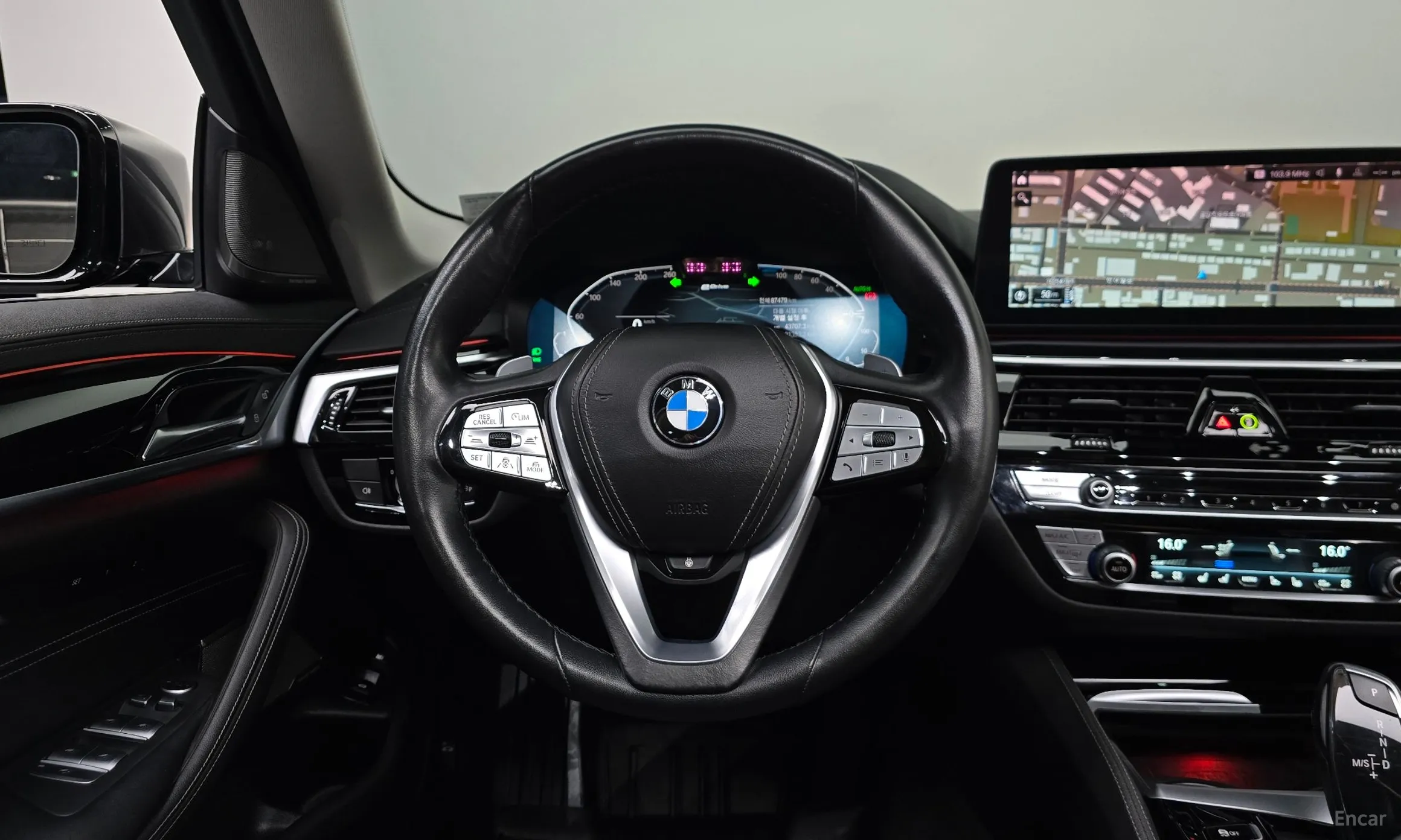 BMW 5 Series (G30) превью 12
