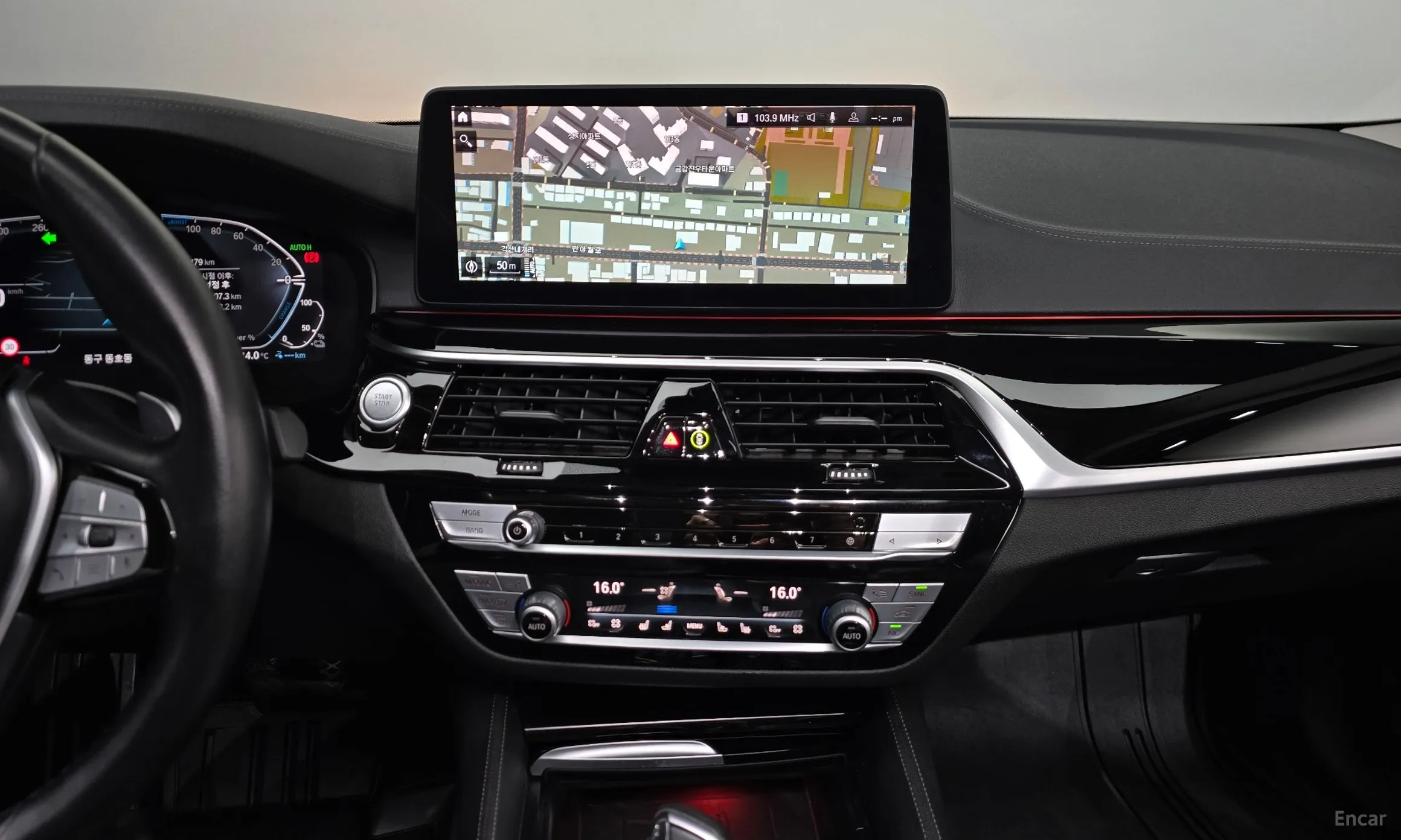 BMW 5 Series (G30) превью 13