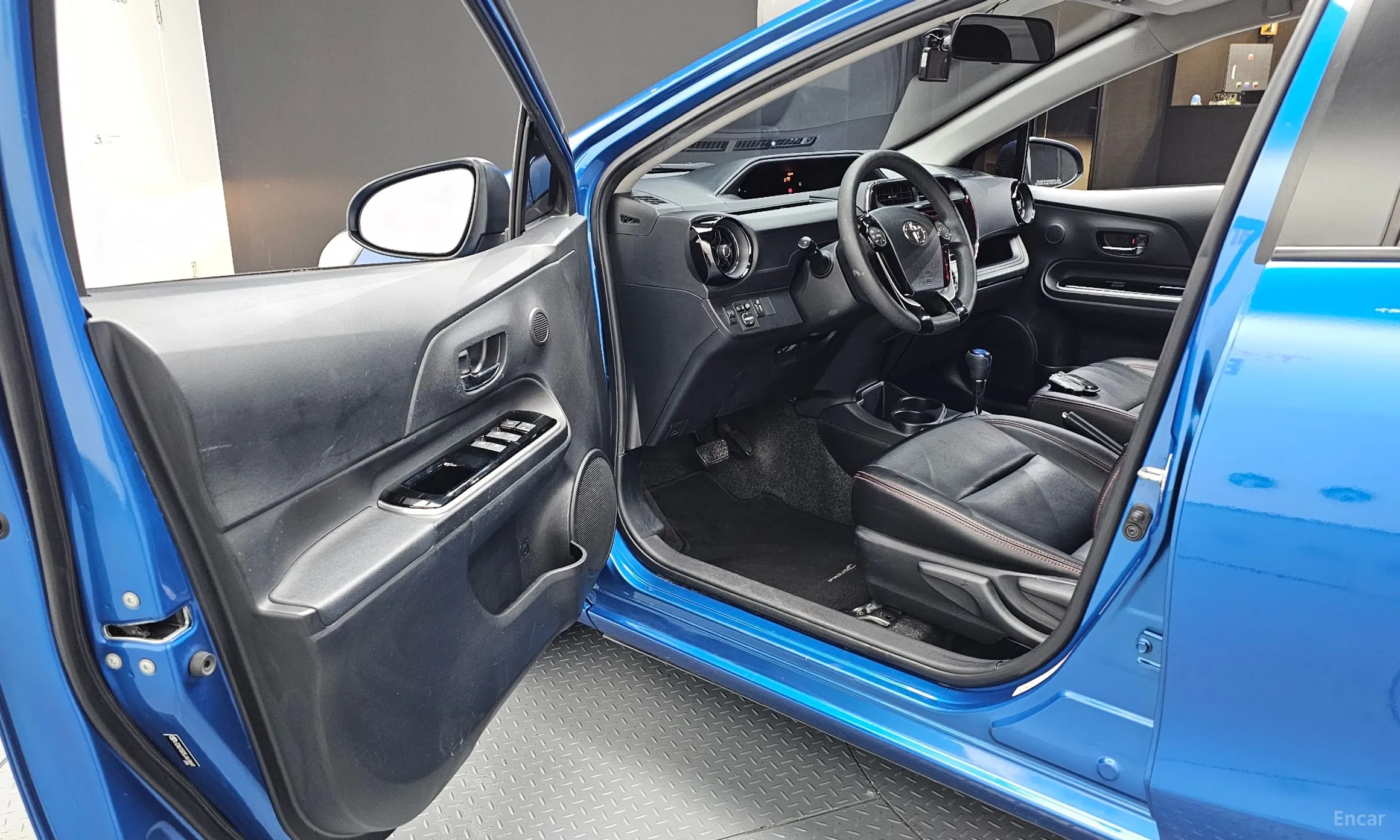 Toyota Prius C превью 10