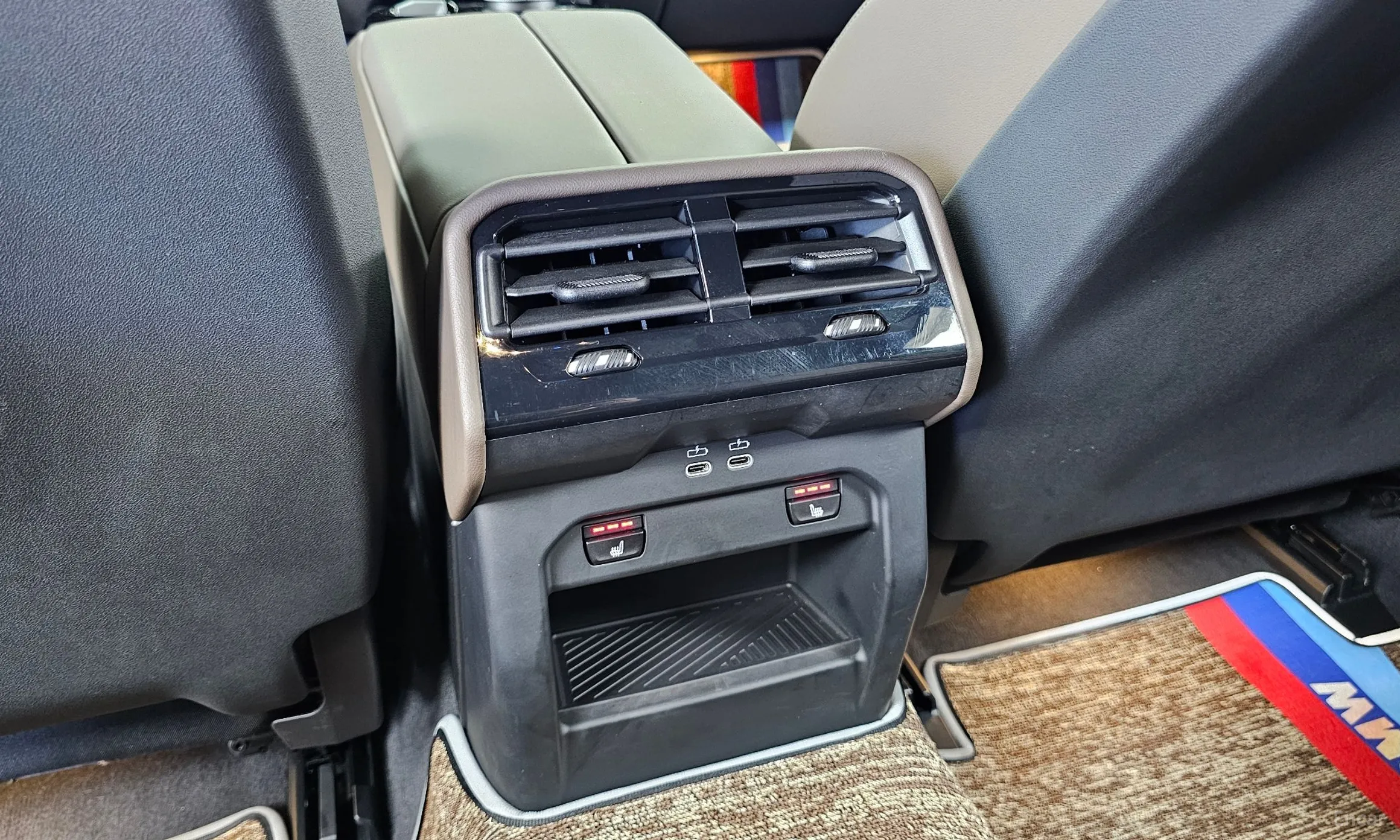 BMW 5 Series (G60) превью 19