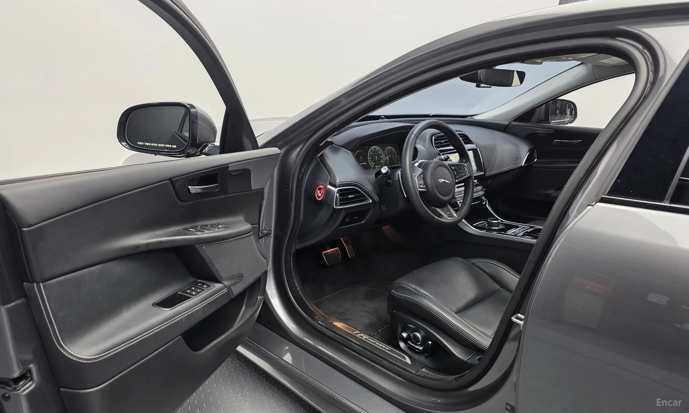 Jaguar XE превью 10