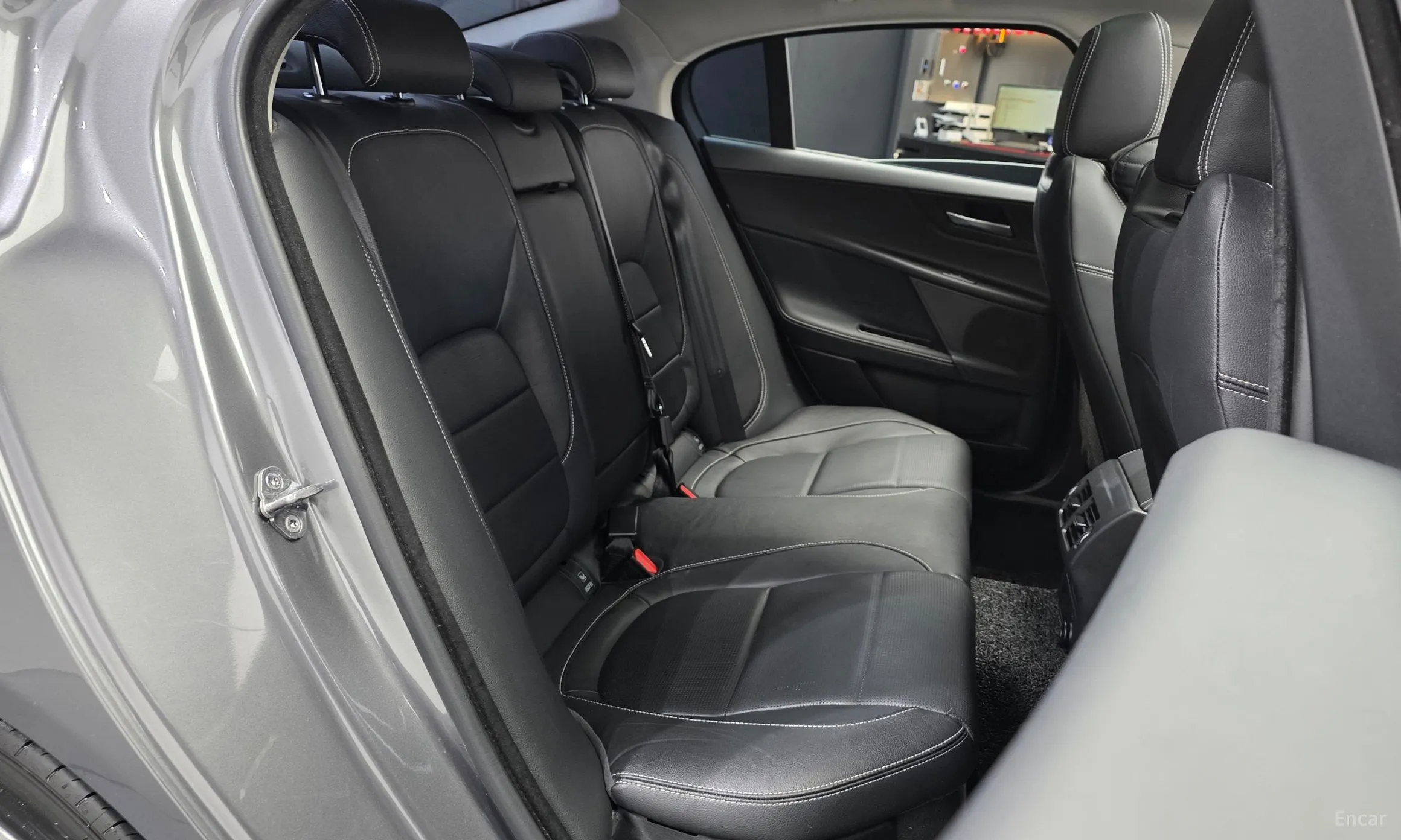 Jaguar XE превью 12