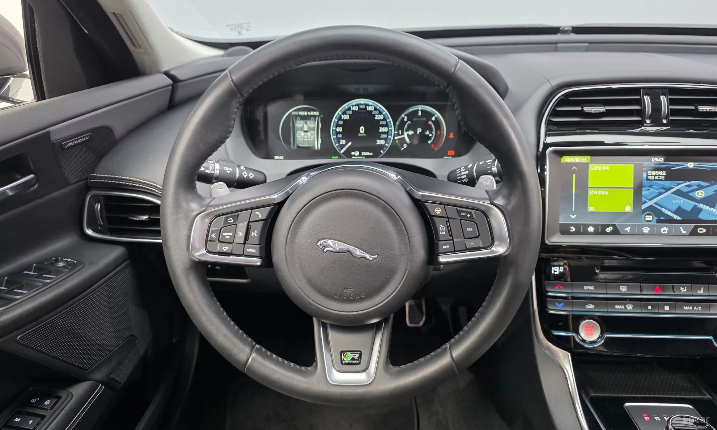 Jaguar XE превью 13