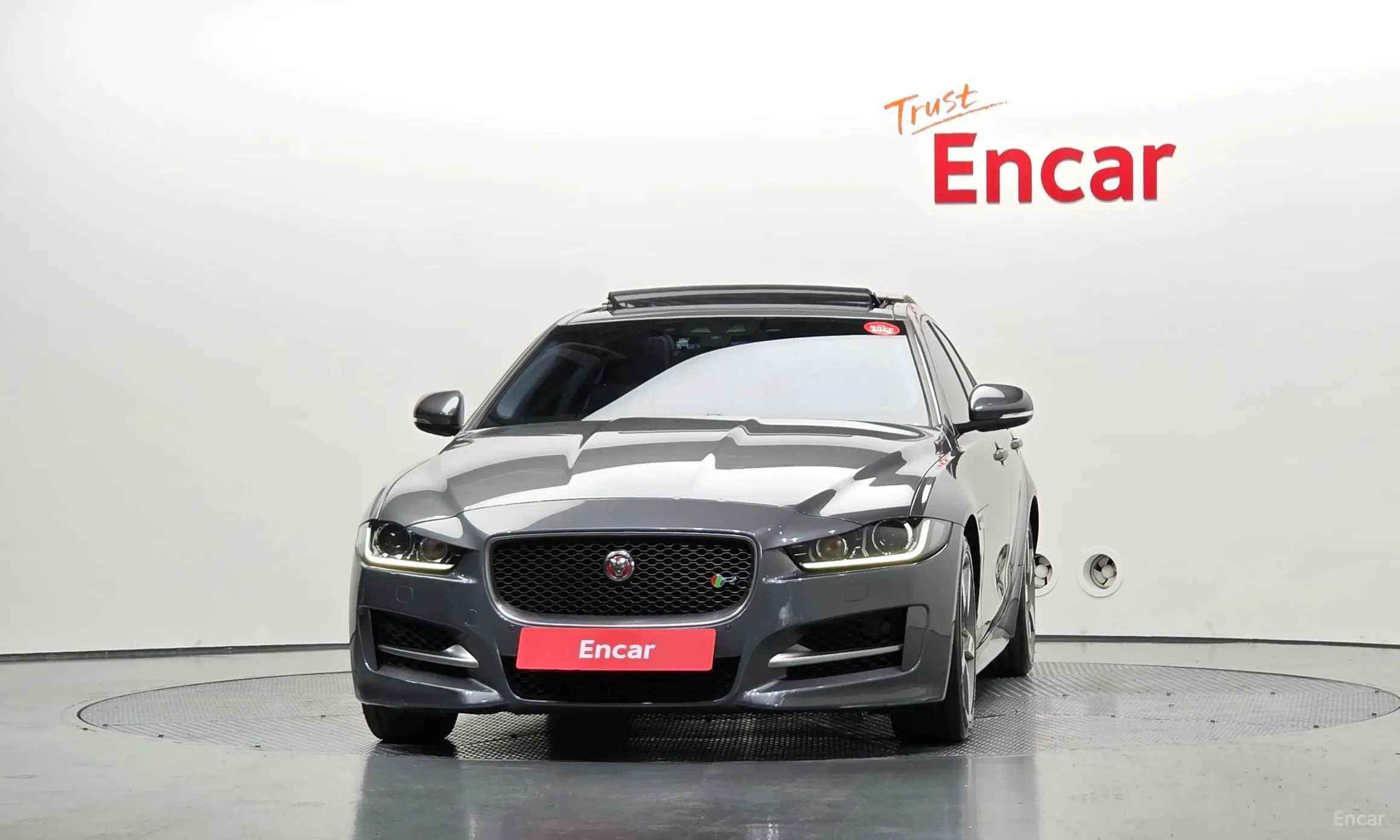 Jaguar XE превью 3