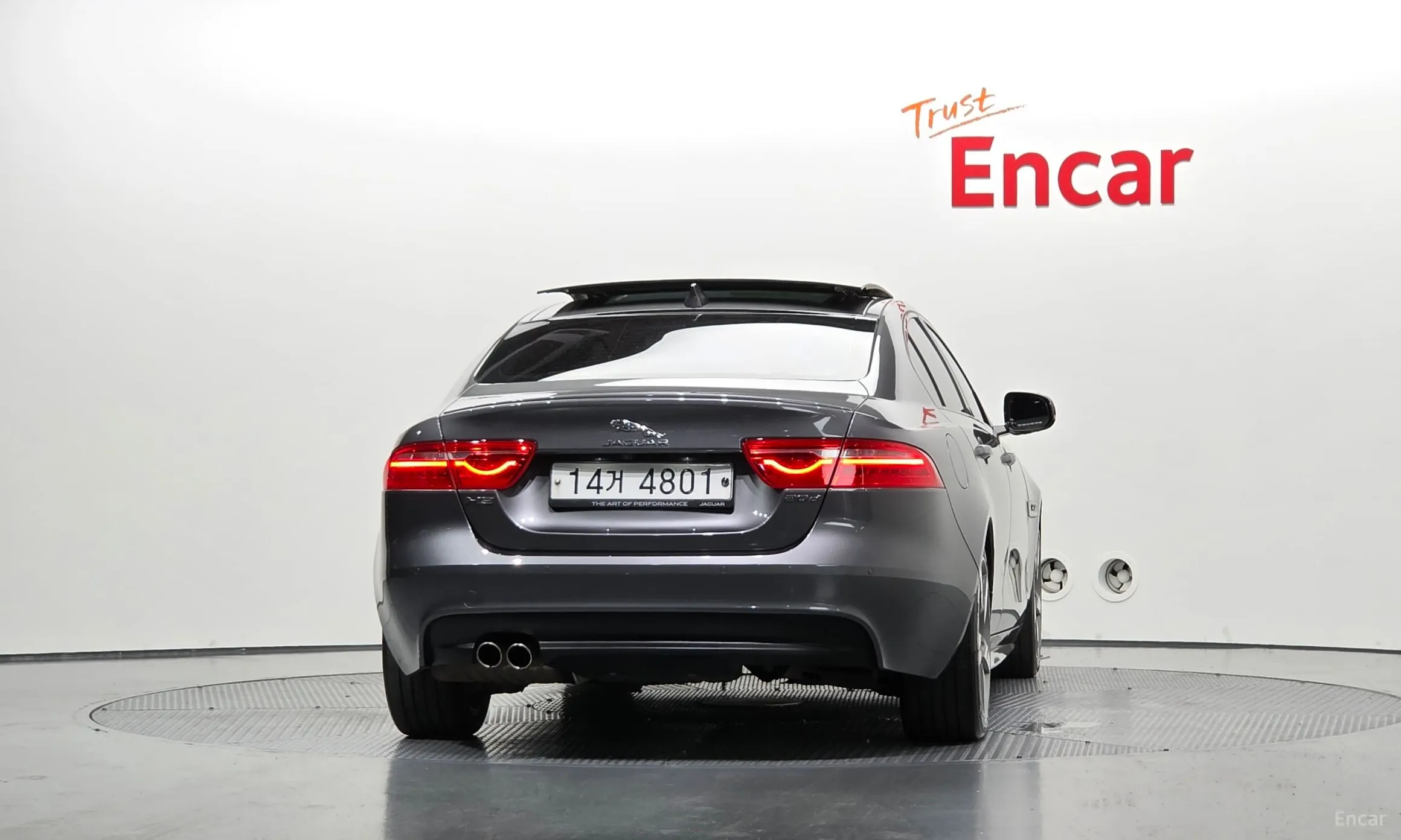 Jaguar XE превью 4