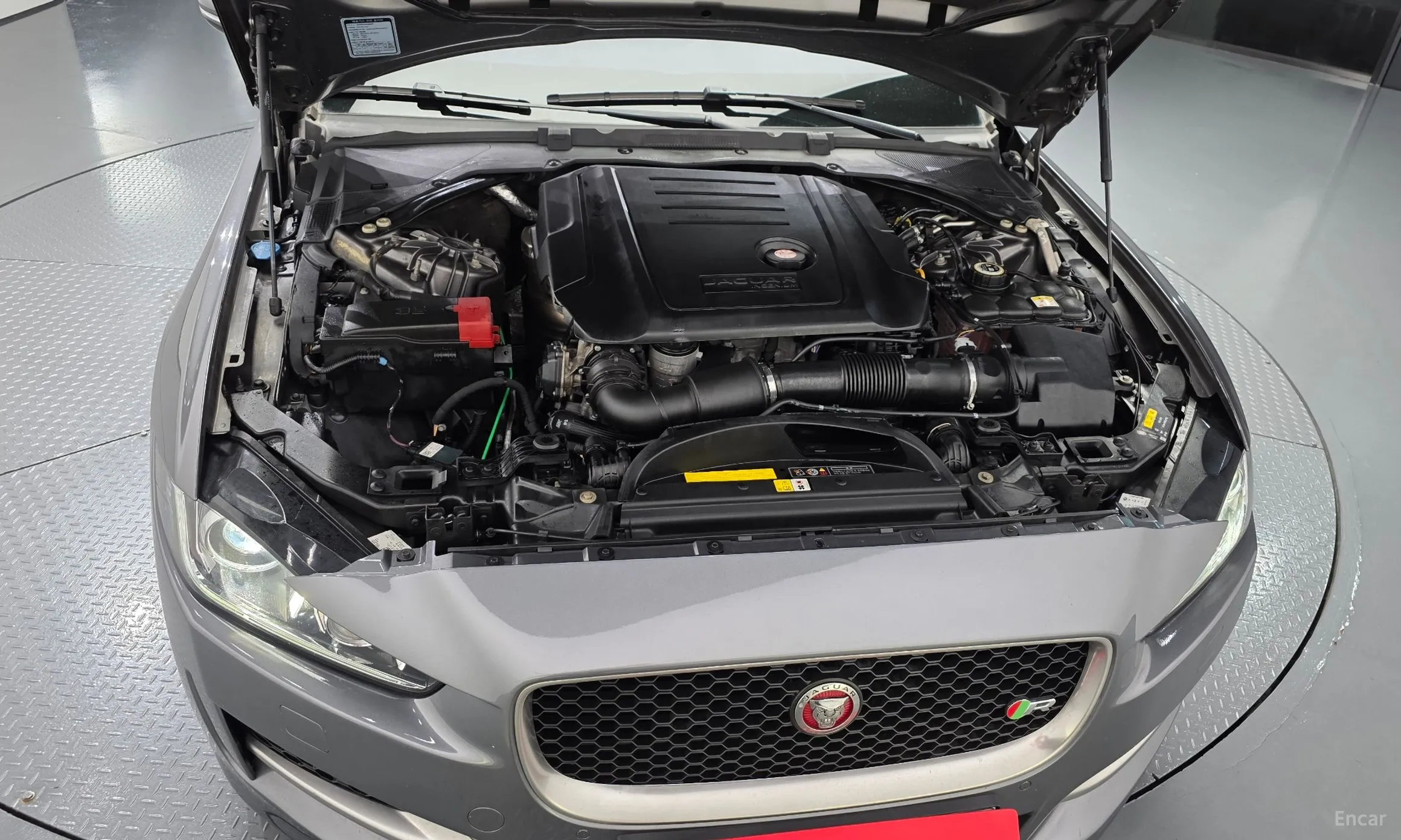 Jaguar XE превью 6