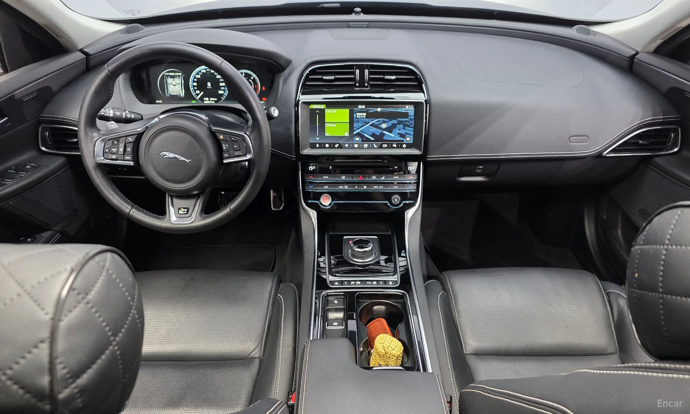 Jaguar XE превью 7